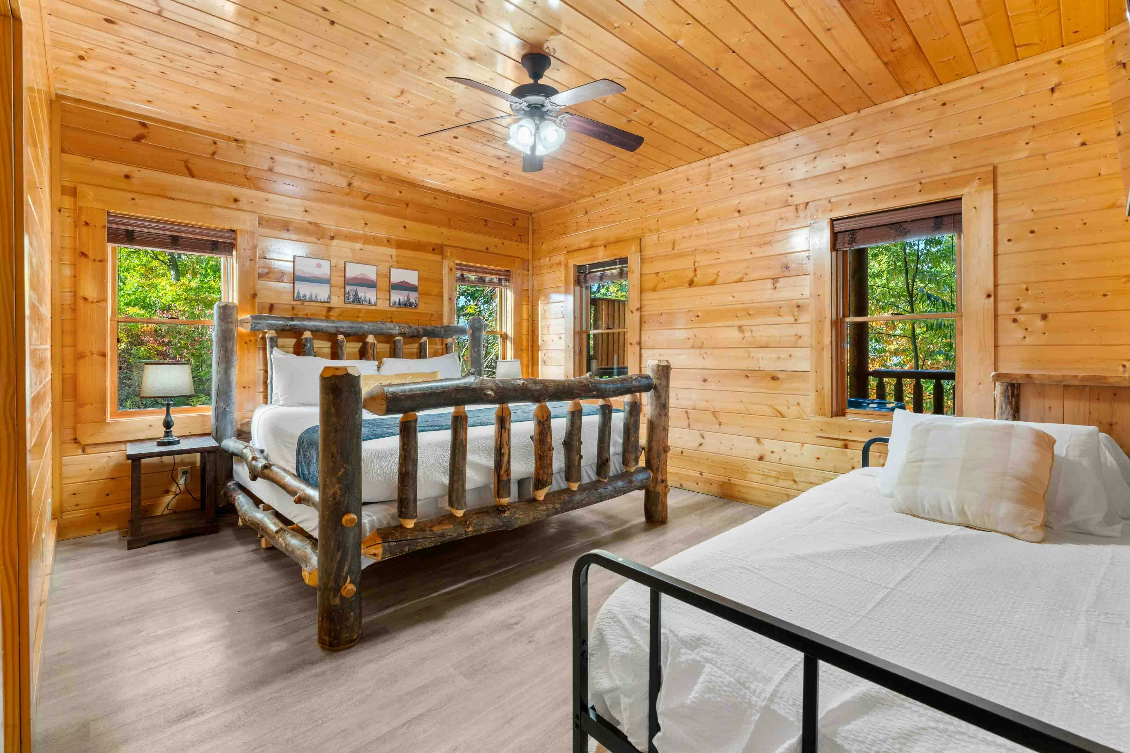 Amazing twin cabins w/dual hot tubs, billiards, theater - attraction tickets!