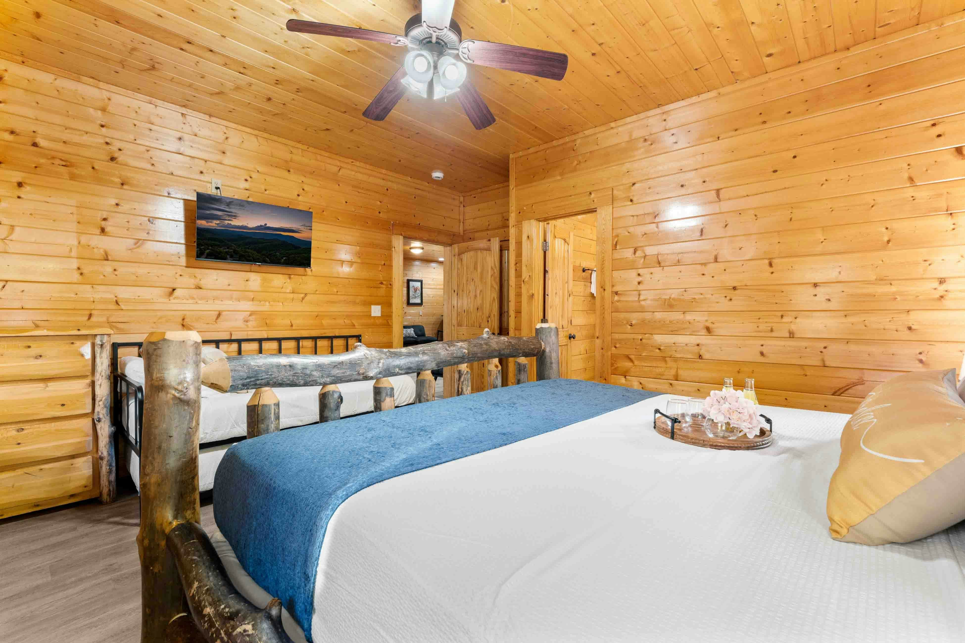 Amazing twin cabins w/dual hot tubs, billiards, theater - attraction tickets!