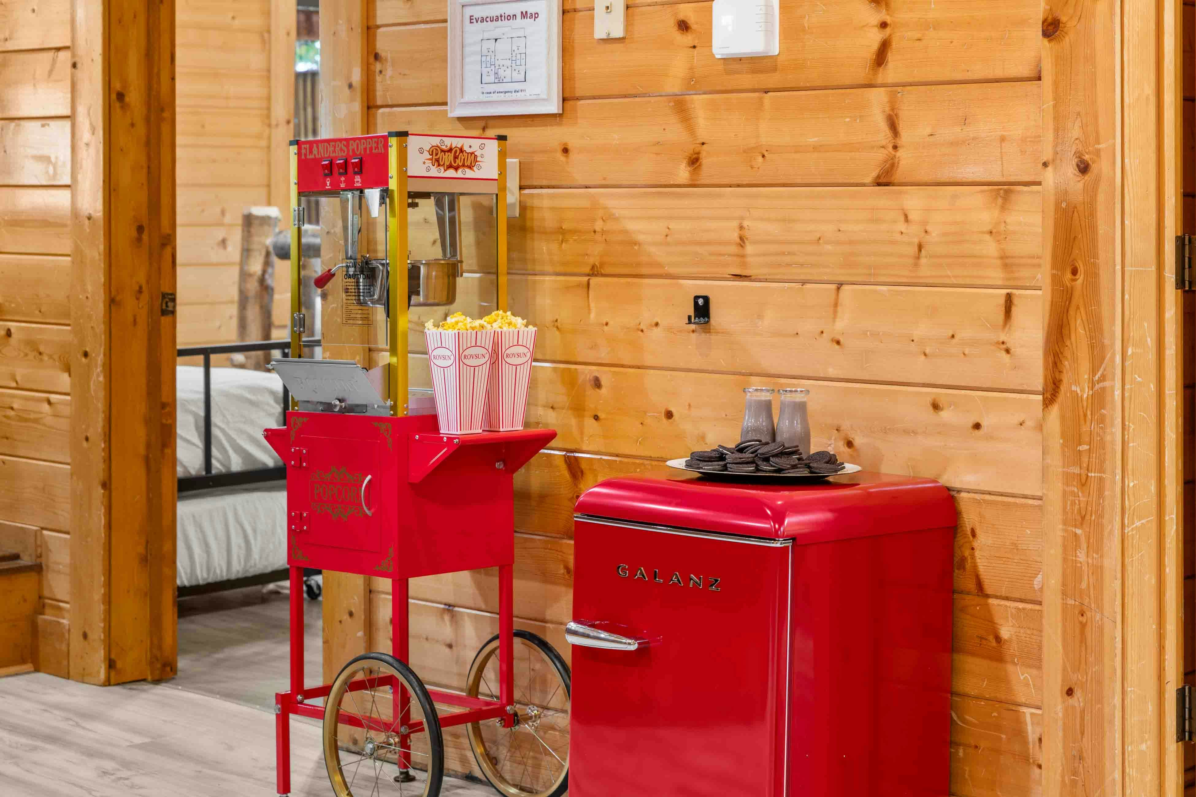 Amazing twin cabins w/dual hot tubs, billiards, theater - attraction tickets!