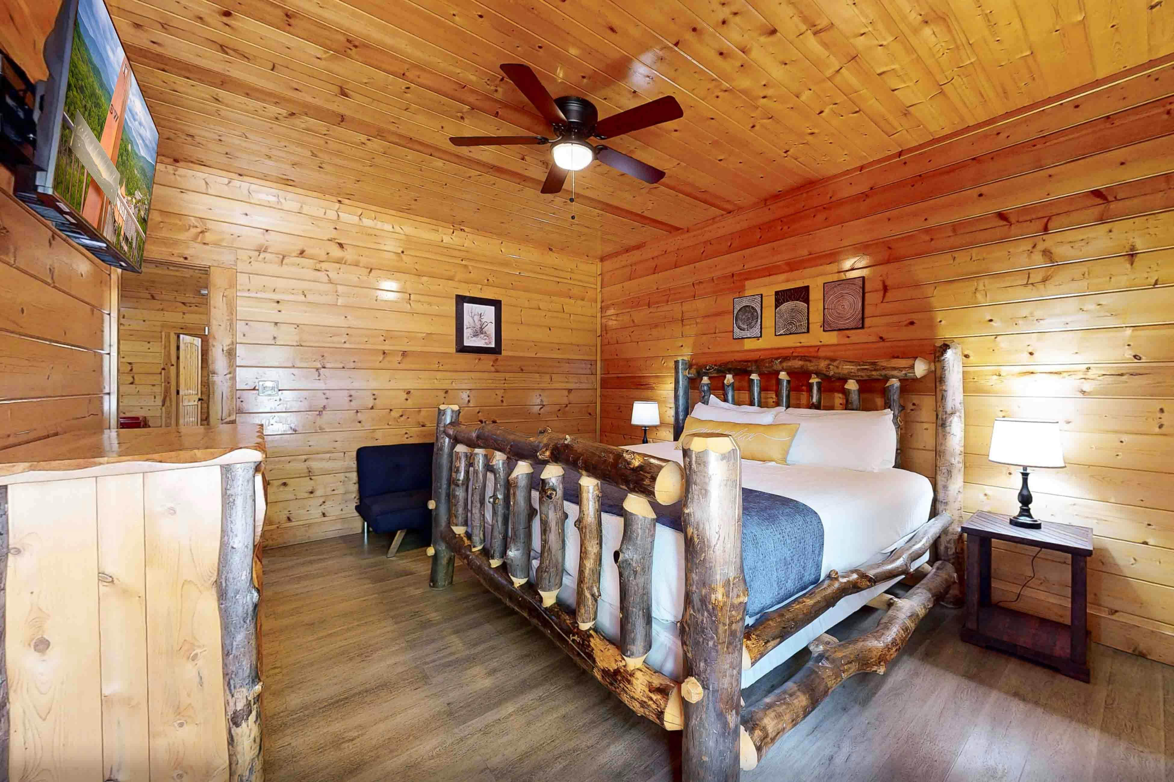 Amazing twin cabins w/dual hot tubs, billiards, theater - attraction tickets!