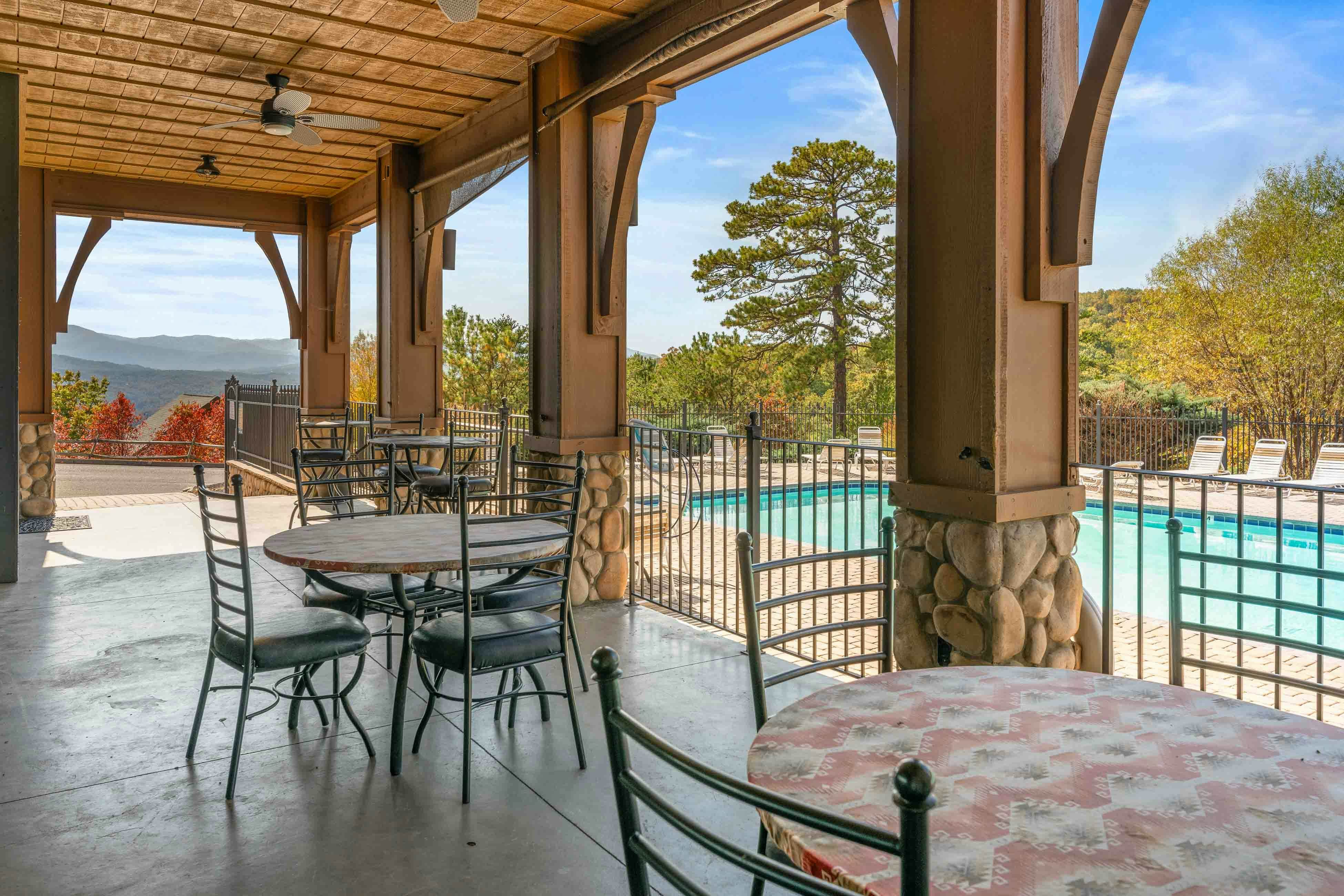 Amazing twin cabins w/dual hot tubs, billiards, theater - attraction tickets!