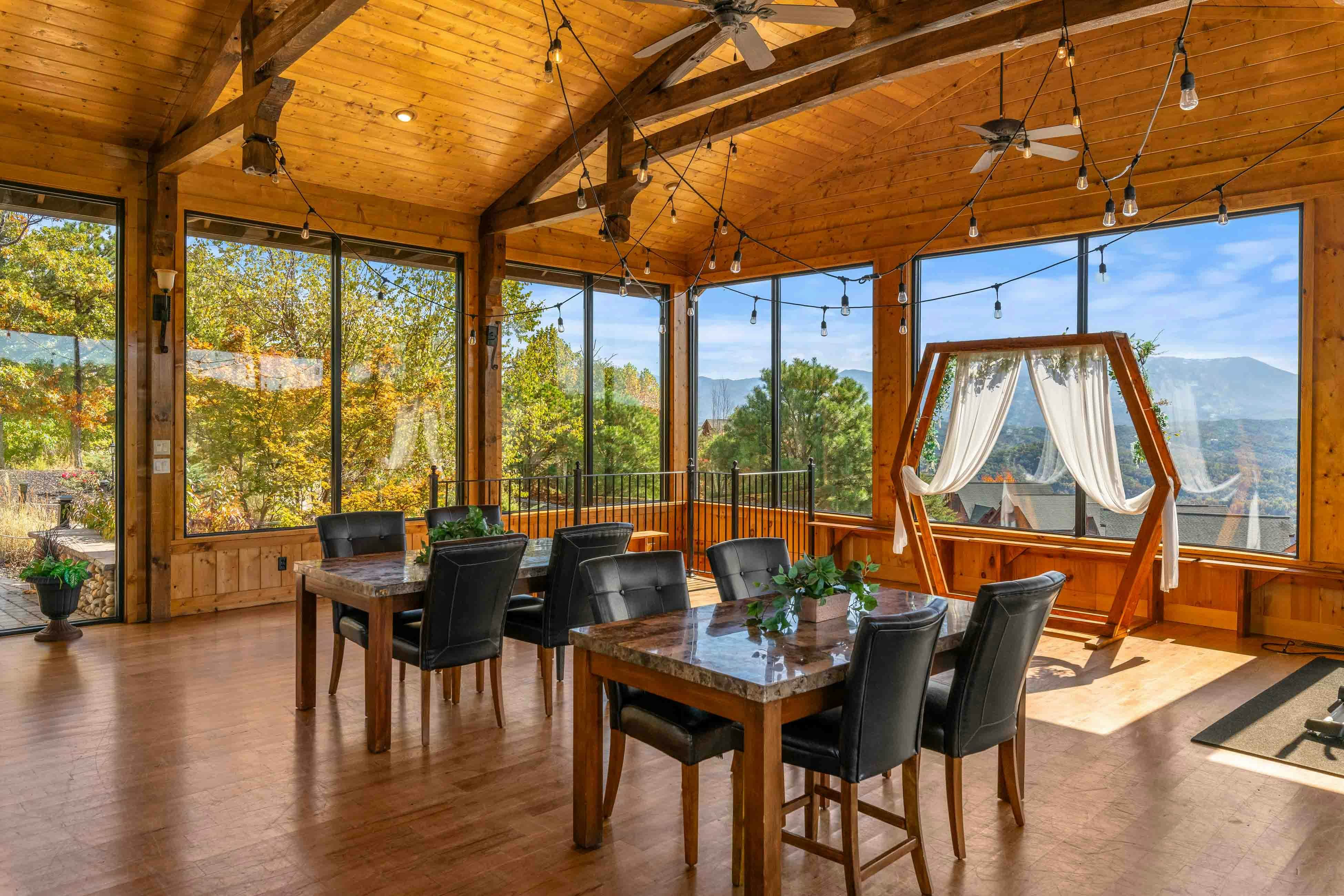 Amazing twin cabins w/dual hot tubs, billiards, theater - attraction tickets!