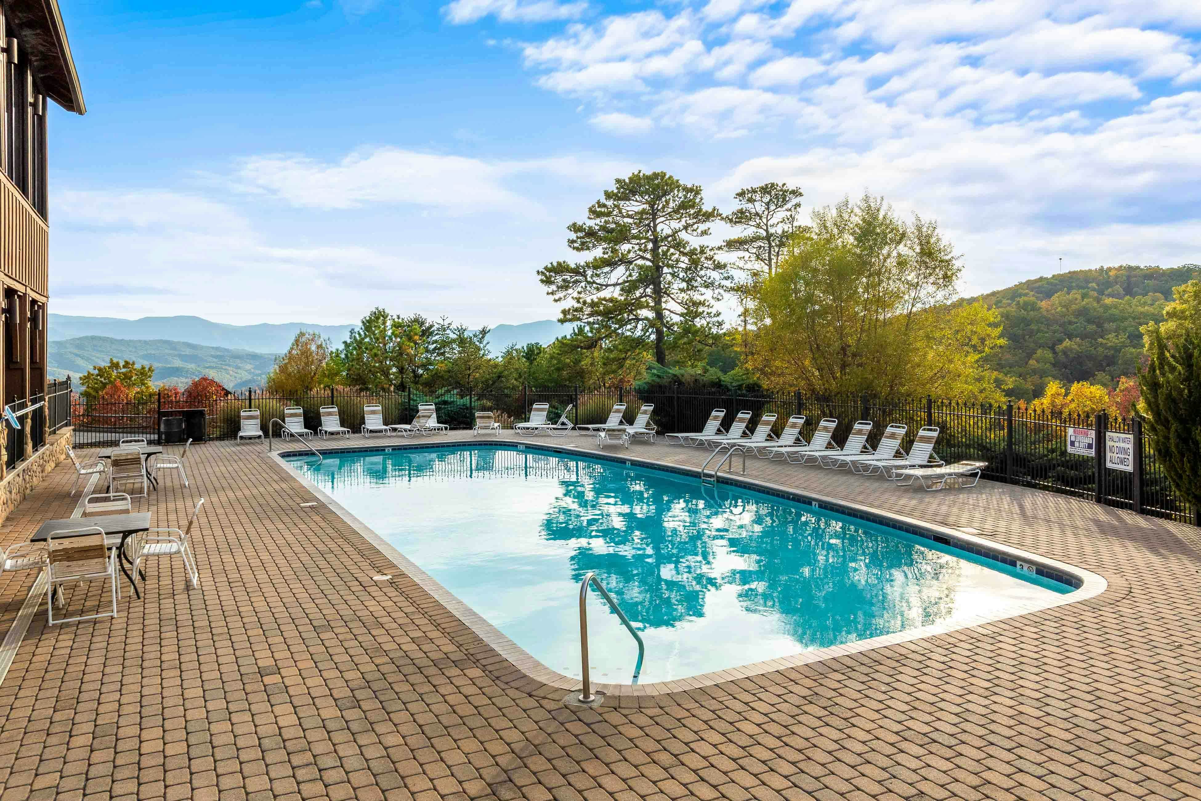 Amazing twin cabins w/dual hot tubs, billiards, theater - attraction tickets!