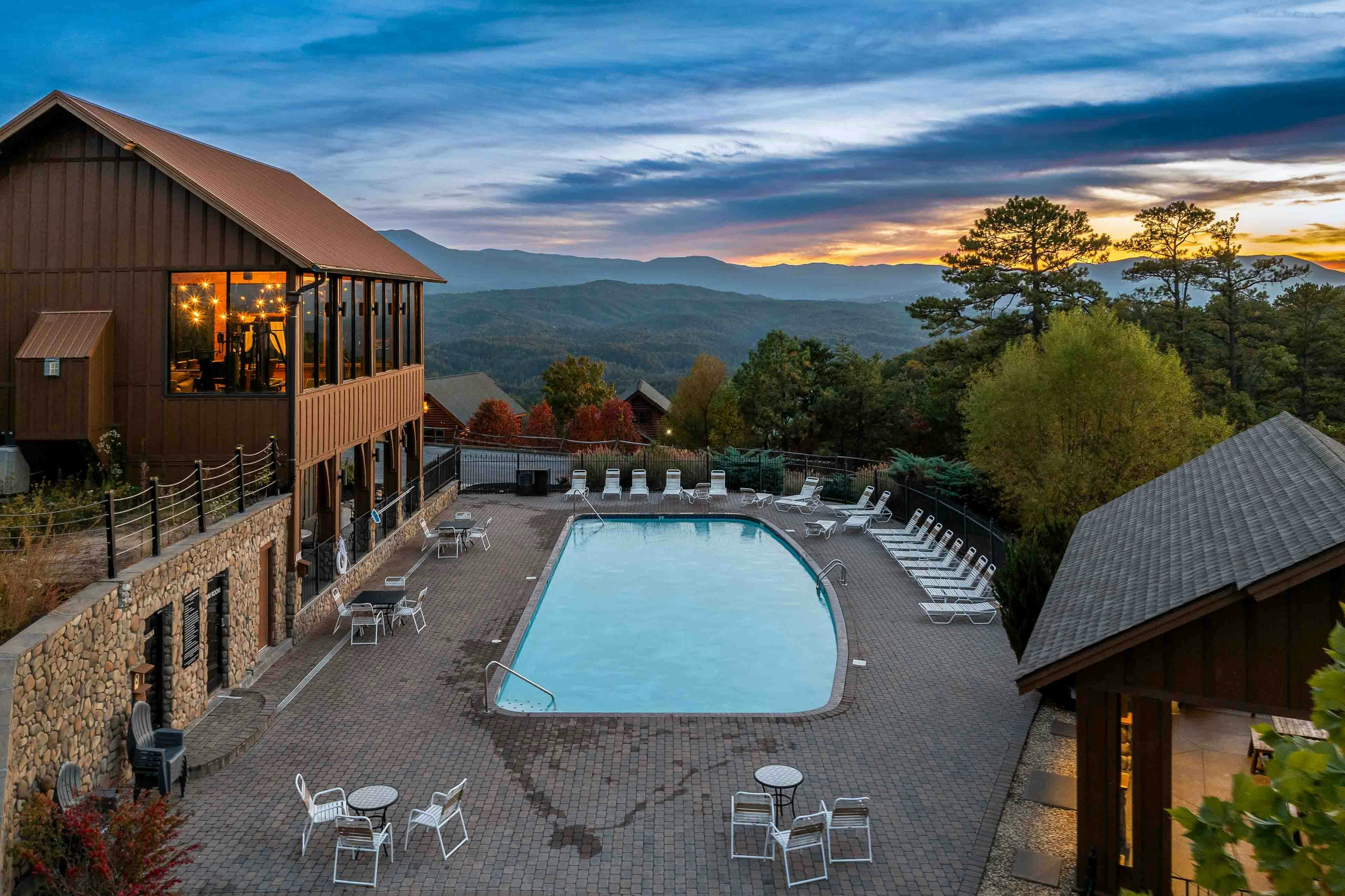 Amazing twin cabins w/dual hot tubs, billiards, theater - attraction tickets!