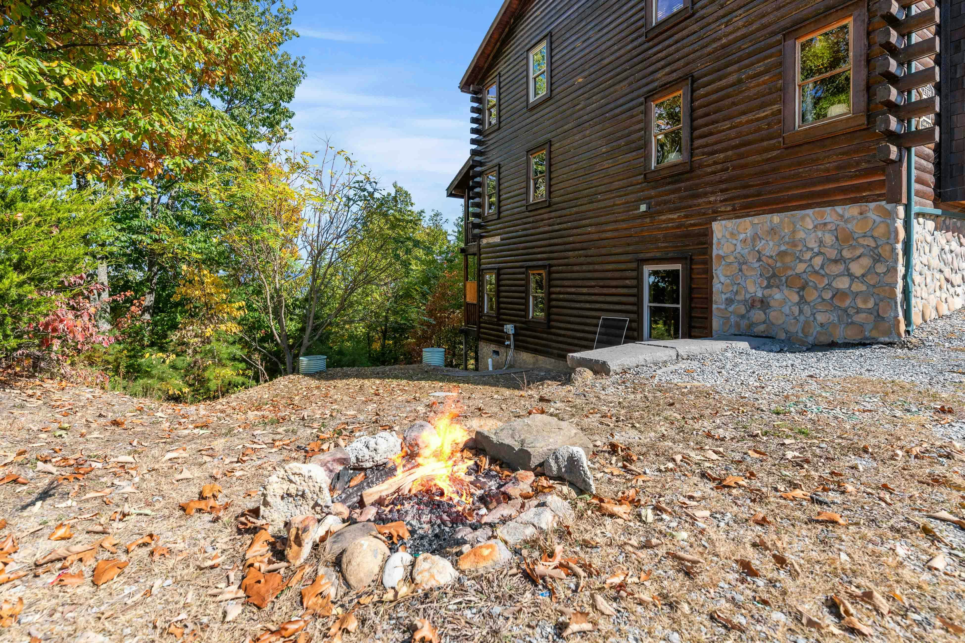 Amazing twin cabins w/dual hot tubs, billiards, theater - attraction tickets!