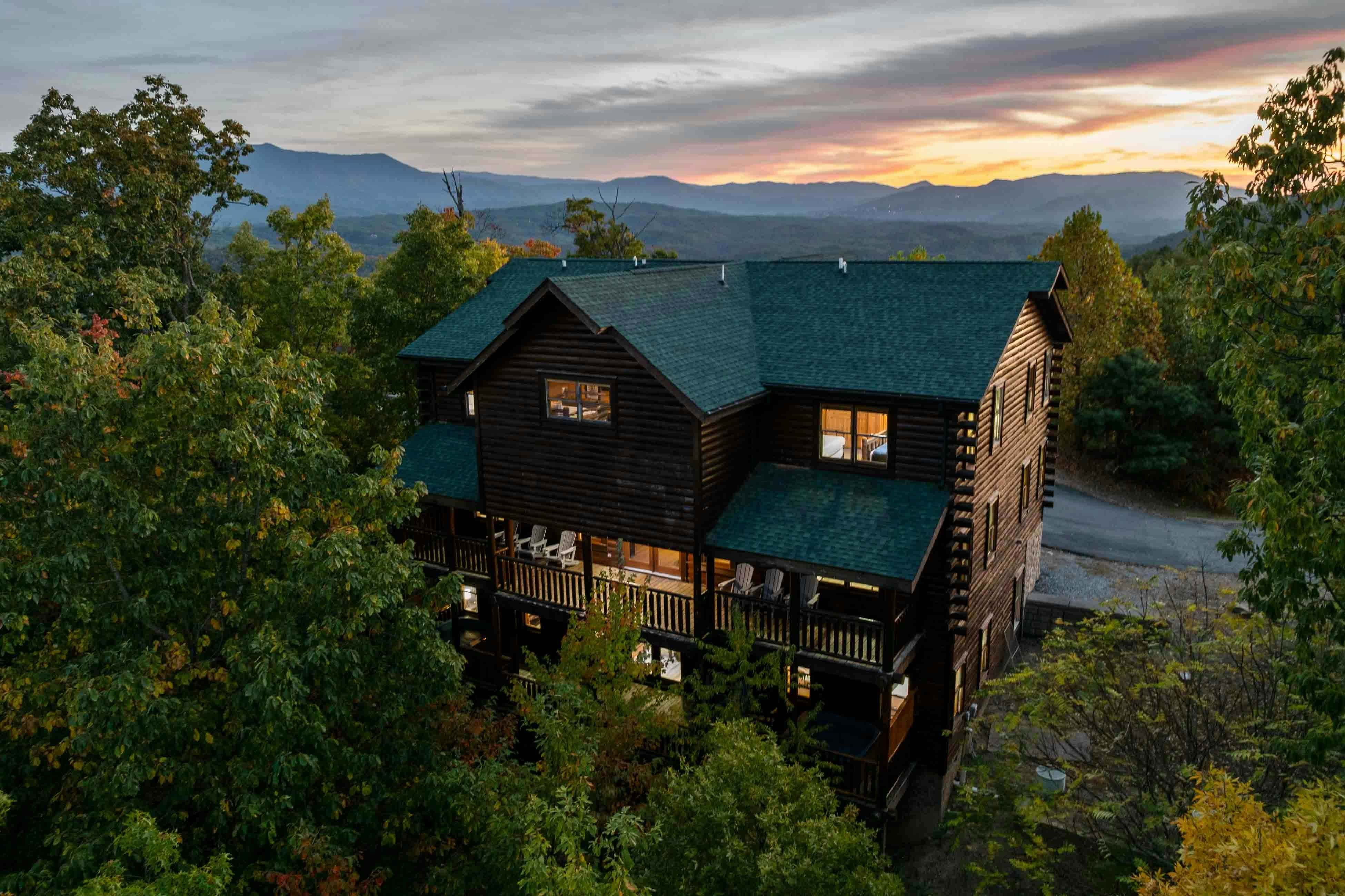 Amazing twin cabins w/dual hot tubs, billiards, theater - attraction tickets!