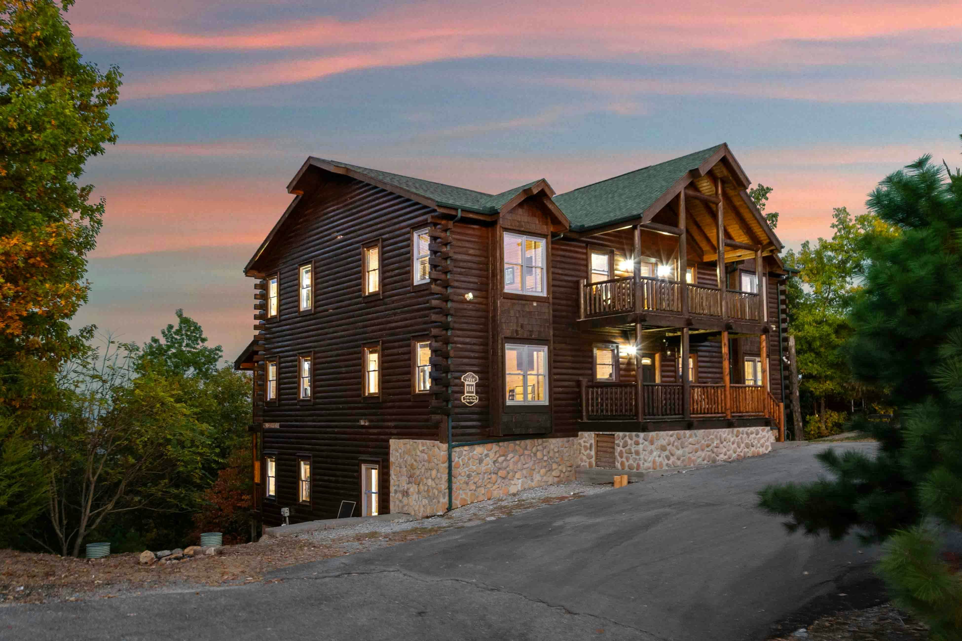 Amazing twin cabins w/dual hot tubs, billiards, theater - attraction tickets!