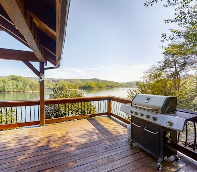Lakefront Home, Sleeps 9・Views・Grill・Fire Pit・Dock