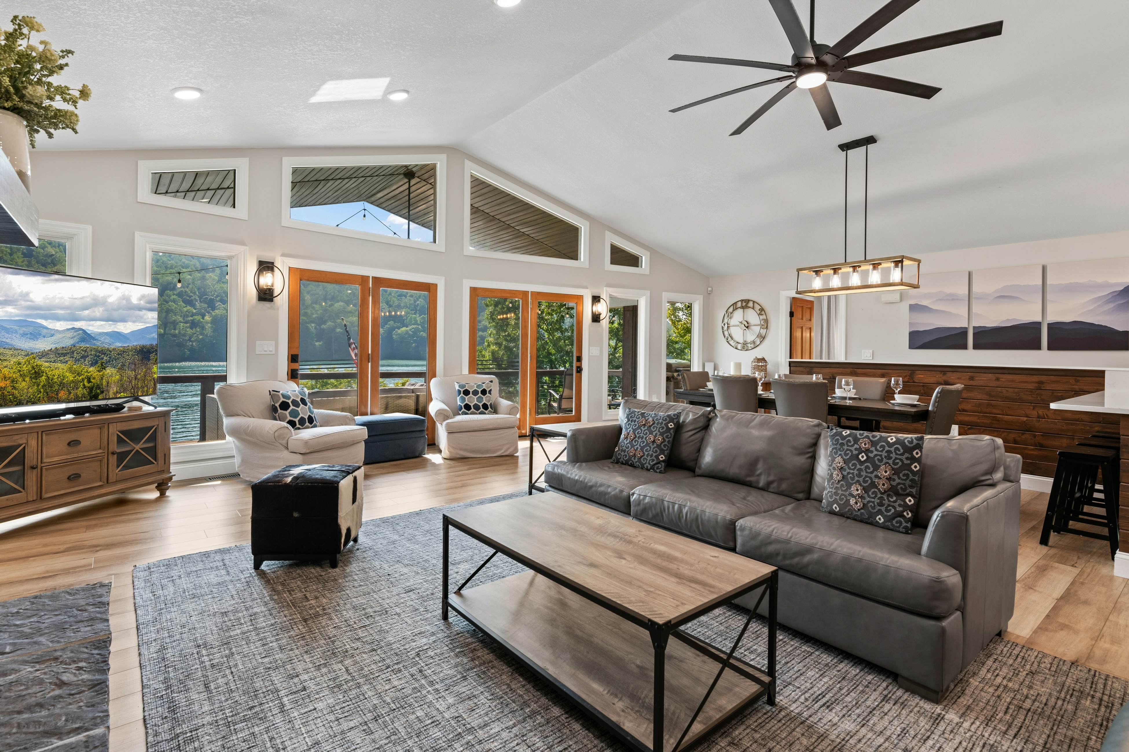 Lakefront Escape | Dock・Hot Tub・Pool・Golf・Firepit