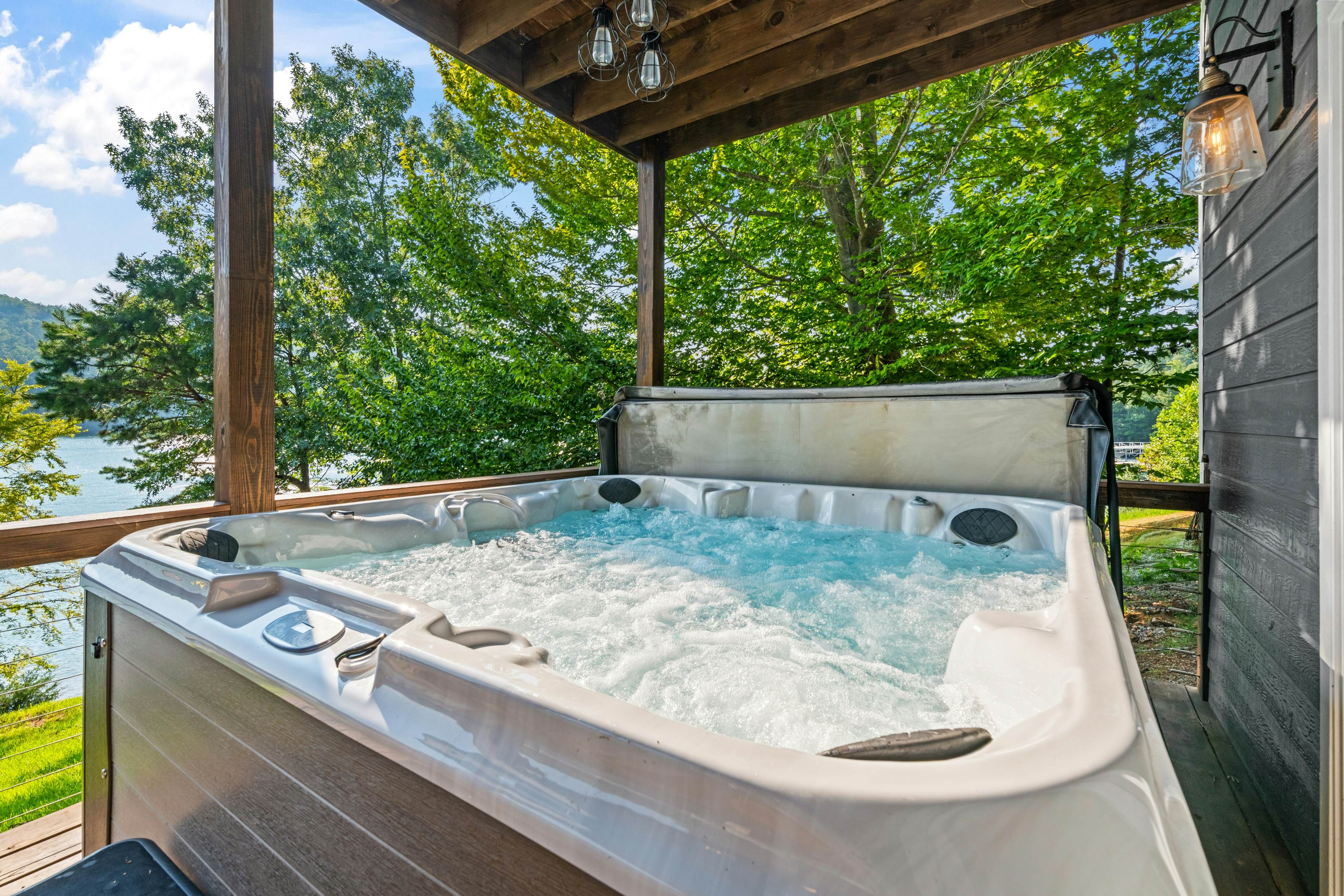 Lakefront Escape | Dock・Hot Tub・Pool・Golf・Firepit