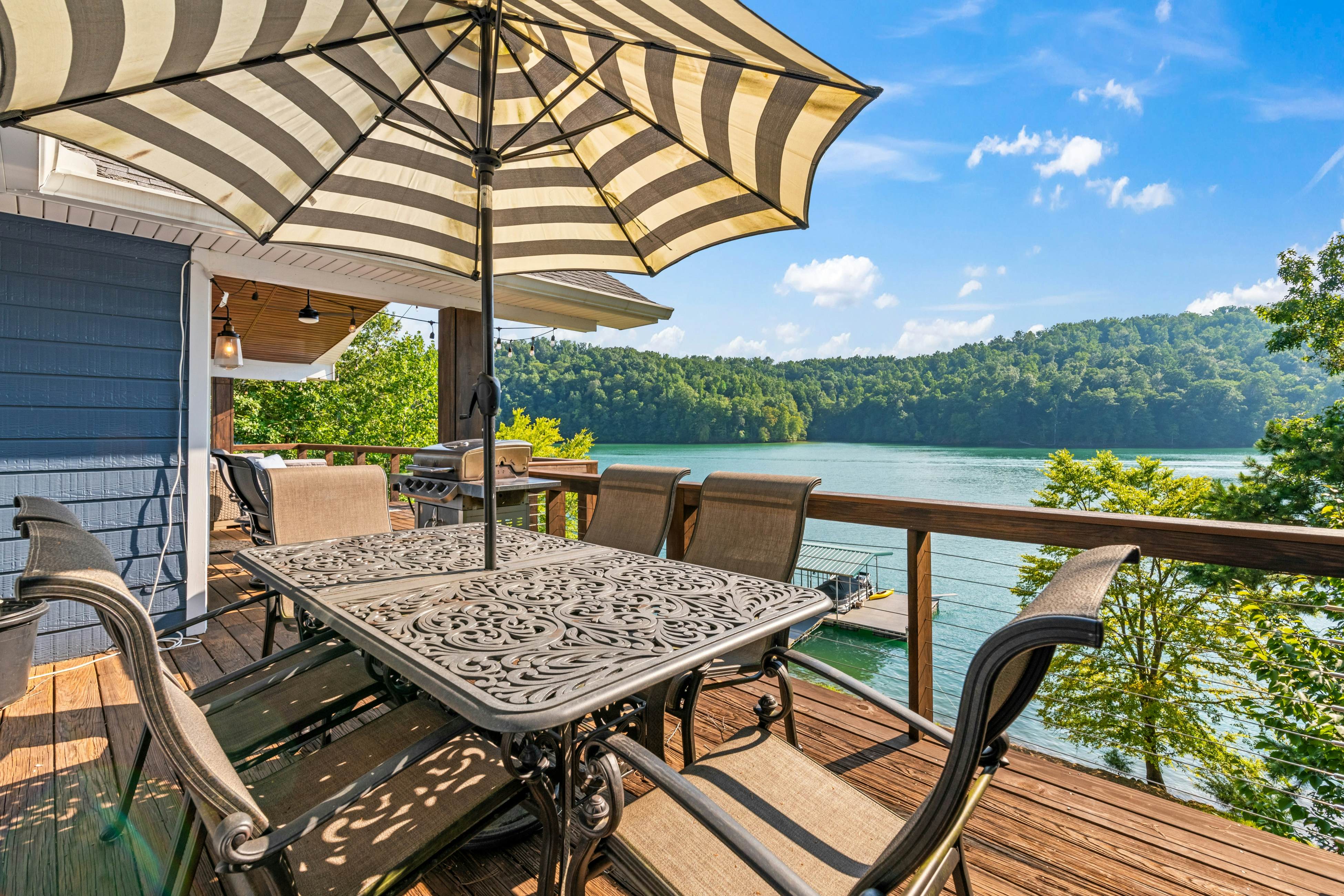 Lakefront Escape | Dock・Hot Tub・Pool・Golf・Firepit