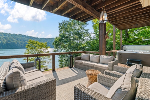 Lakefront Escape, Sleep 12・Dock・Hot Tub・Pool・Grill