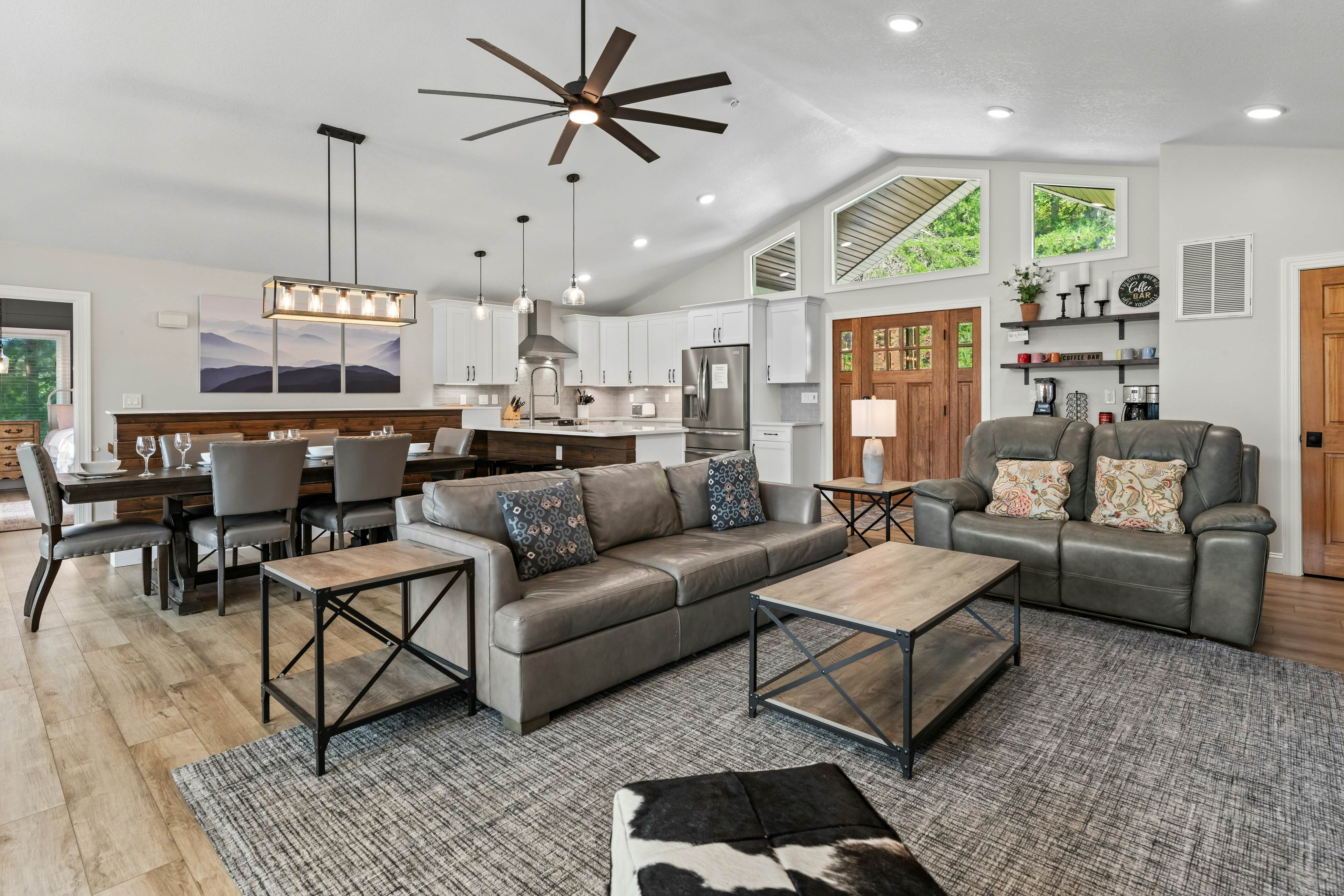 Lakefront Escape | Dock・Hot Tub・Pool・Golf・Firepit