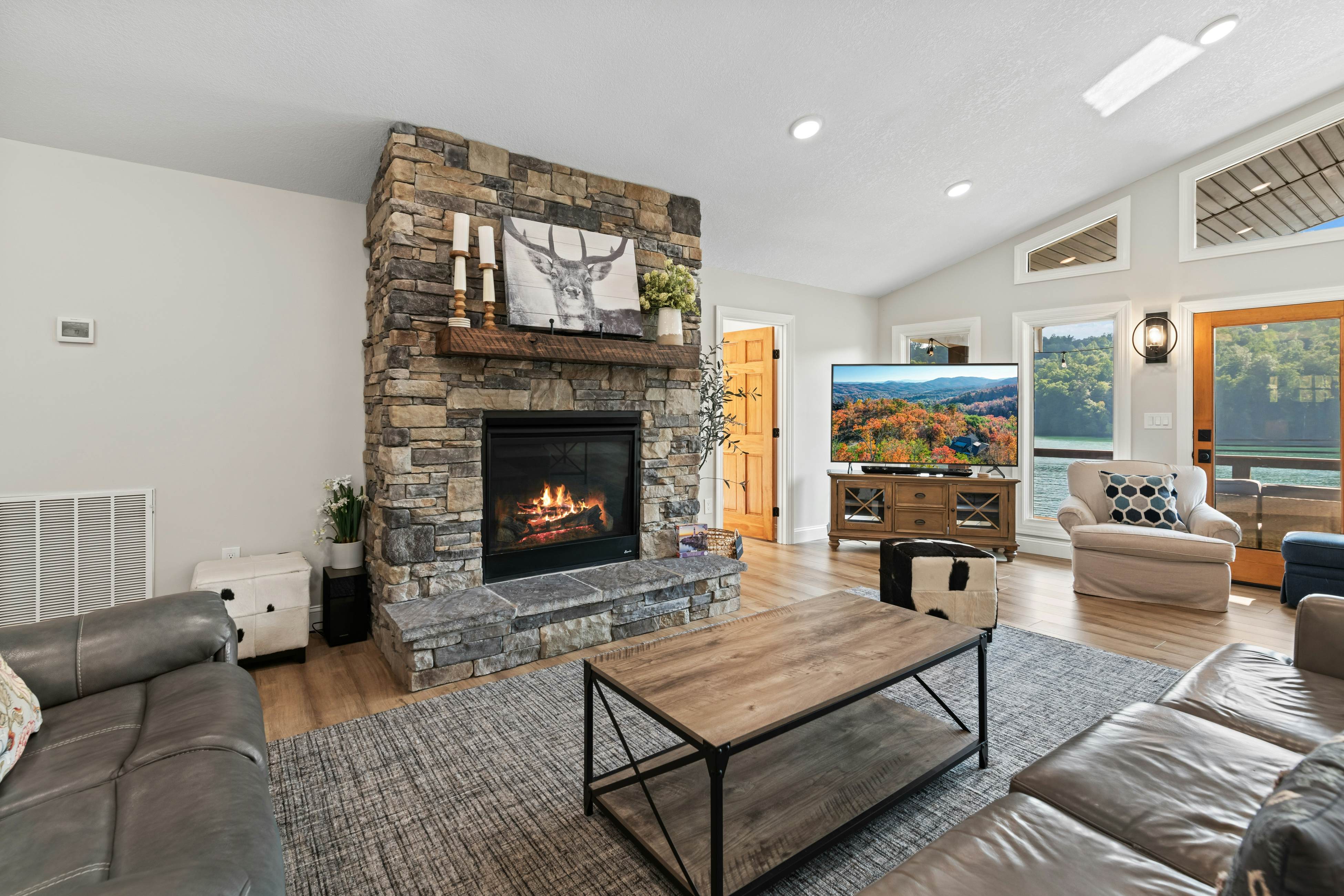 Lakefront Escape | Dock・Hot Tub・Pool・Golf・Firepit