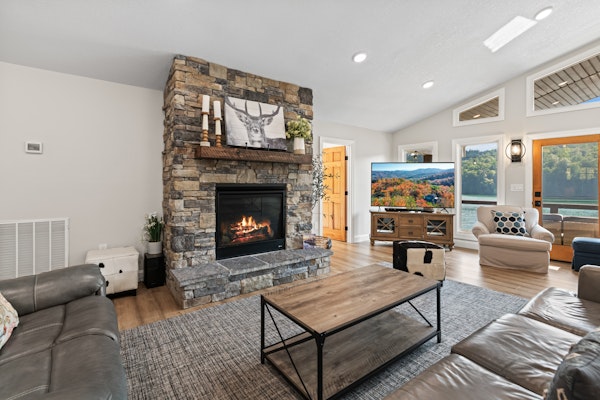 Lakefront Escape, Sleep 12・Dock・Hot Tub・Pool・Grill