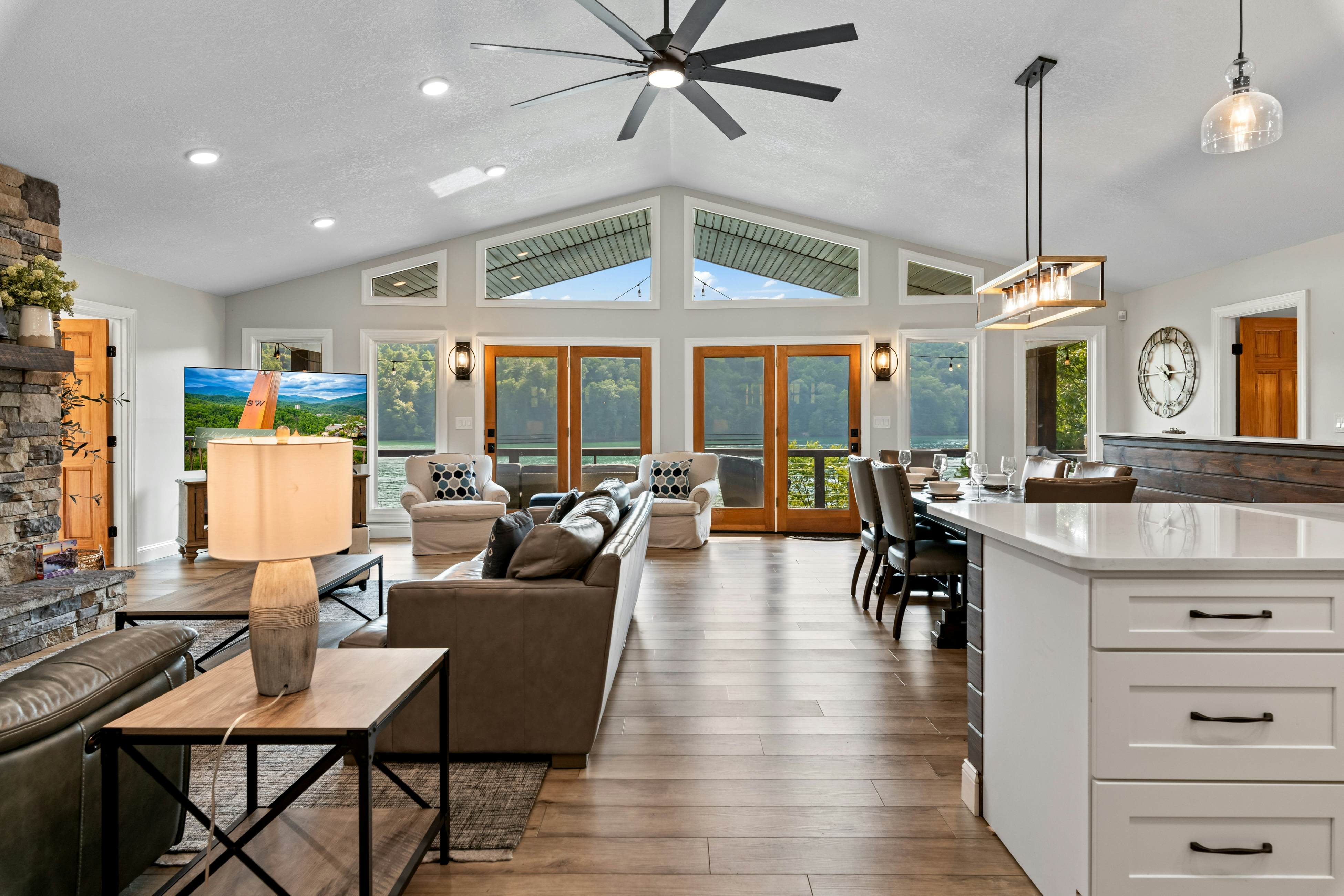 Lakefront Escape | Dock・Hot Tub・Pool・Golf・Firepit