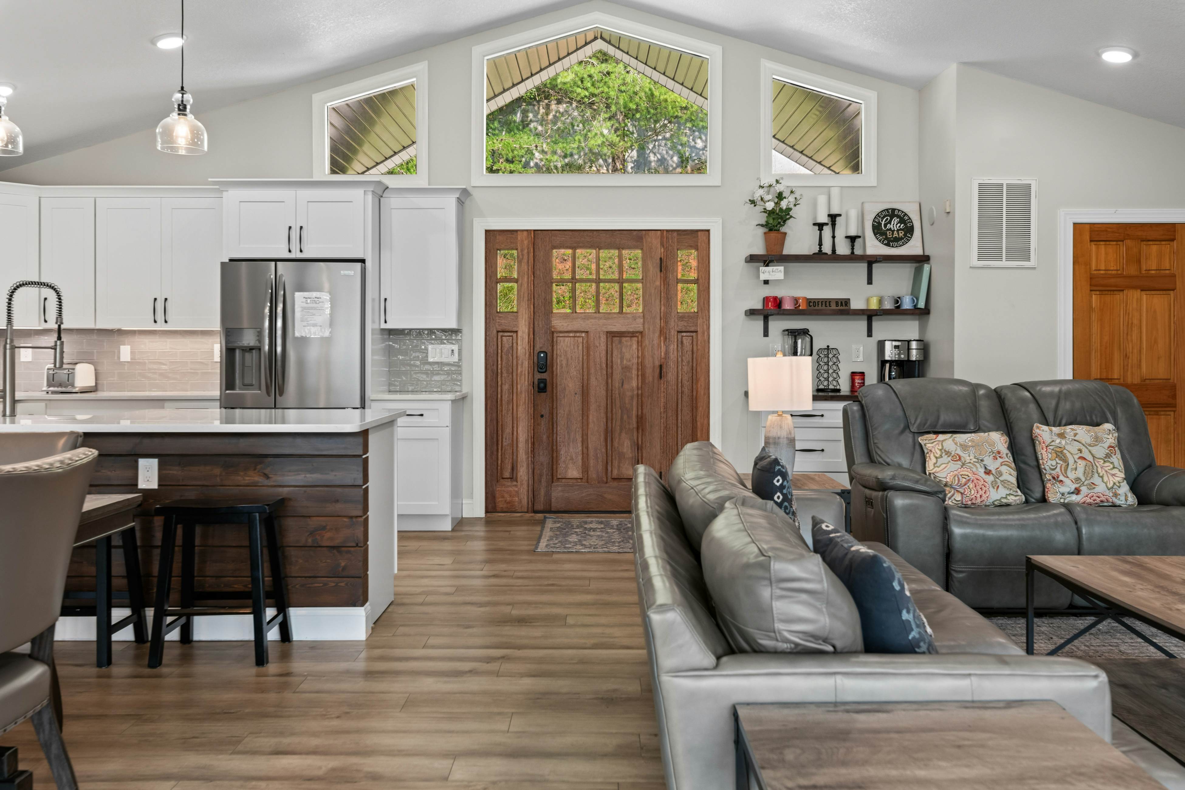 Lakefront Escape | Dock・Hot Tub・Pool・Golf・Firepit