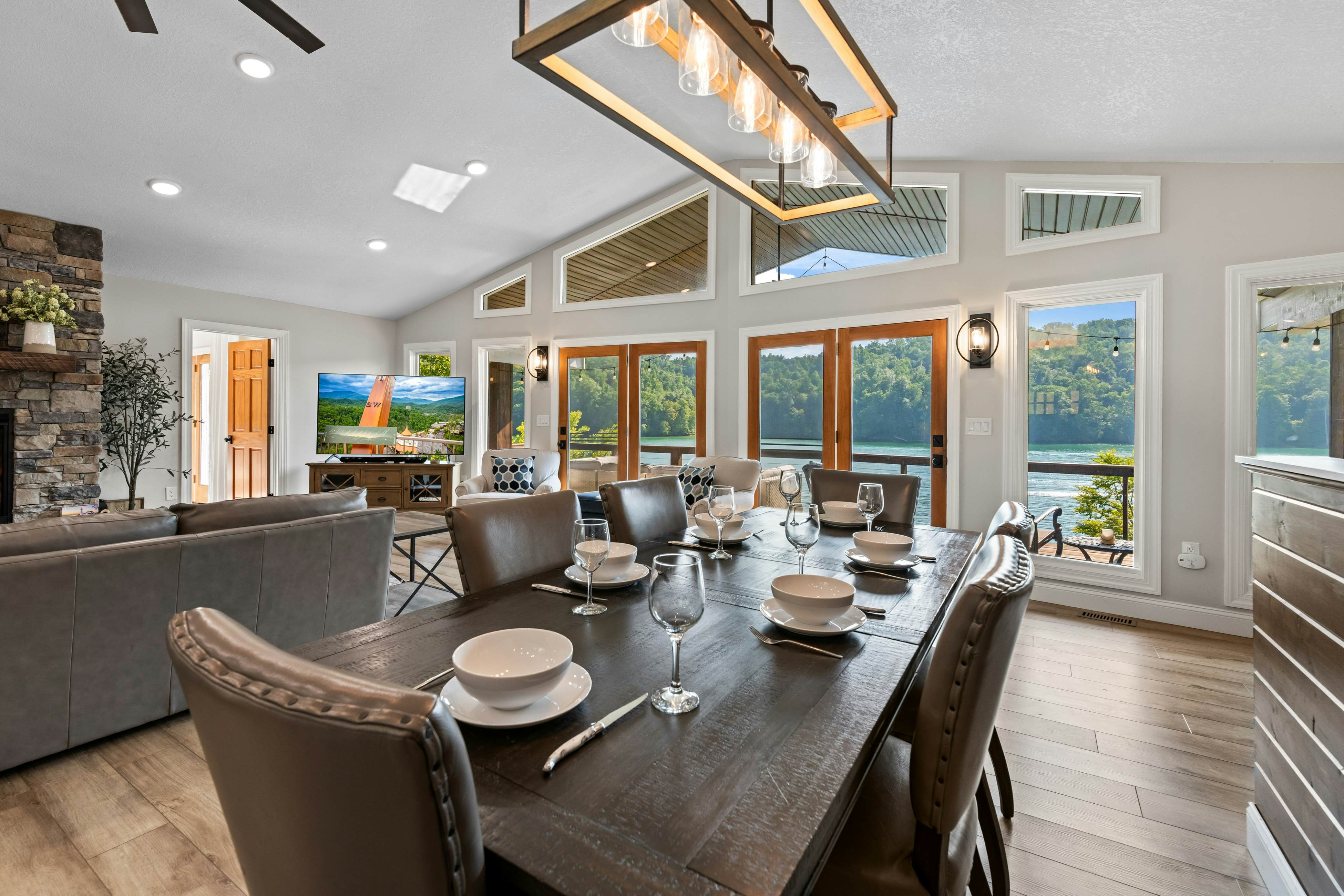 Lakefront Escape | Dock・Hot Tub・Pool・Golf・Firepit