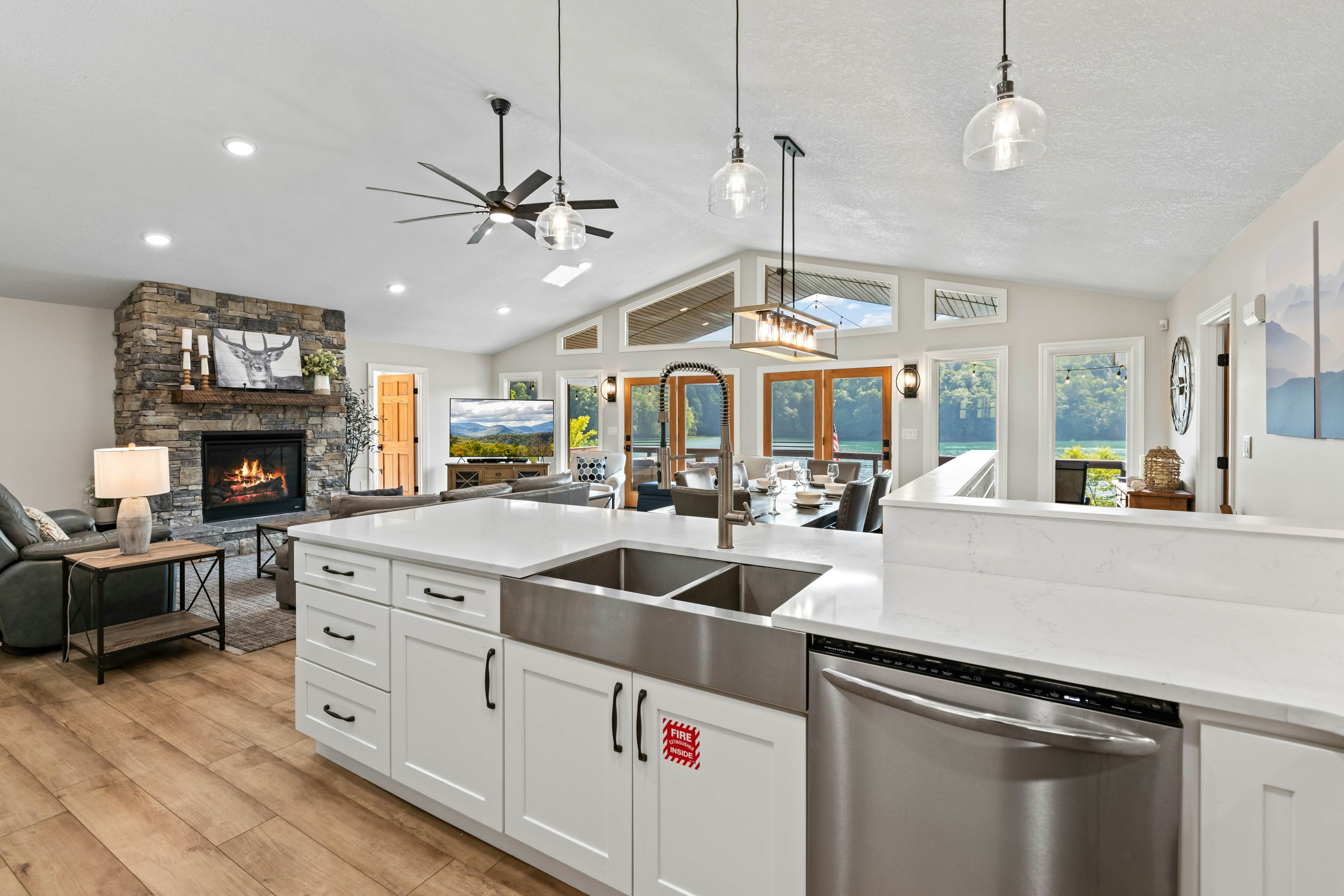 Lakefront Escape | Dock・Hot Tub・Pool・Golf・Firepit