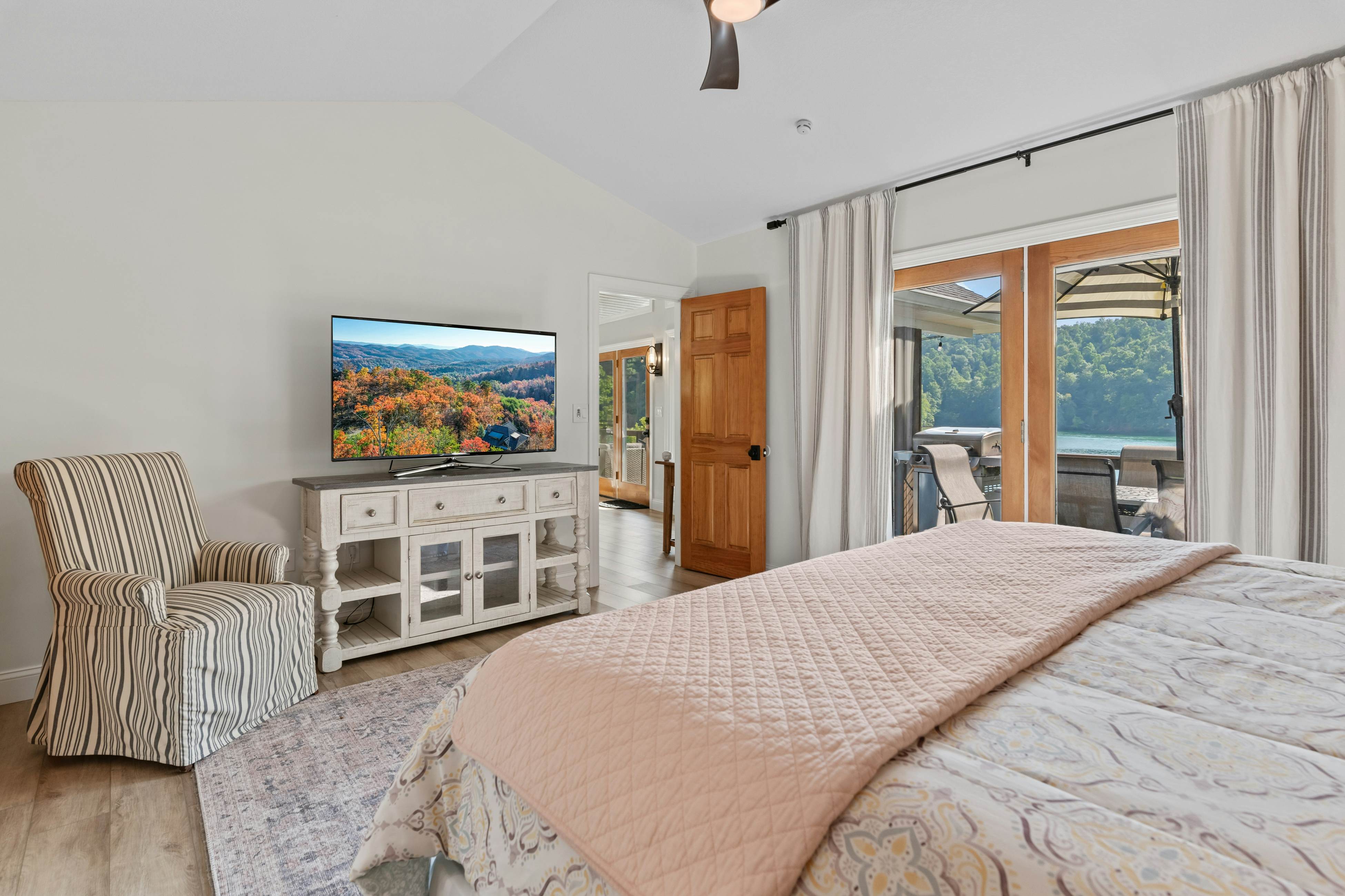 Lakefront Escape | Dock・Hot Tub・Pool・Golf・Firepit