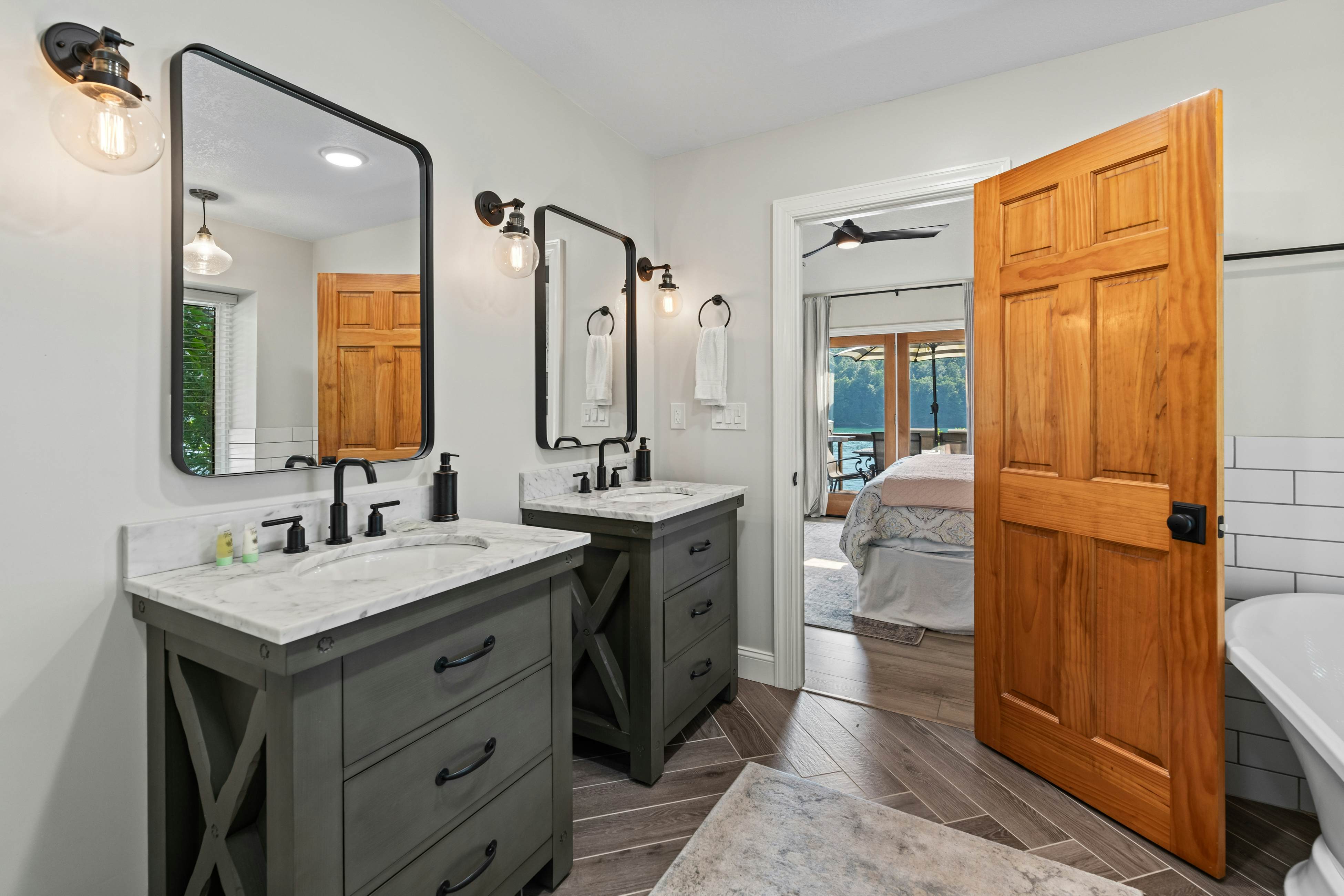 Lakefront Escape | Dock・Hot Tub・Pool・Golf・Firepit