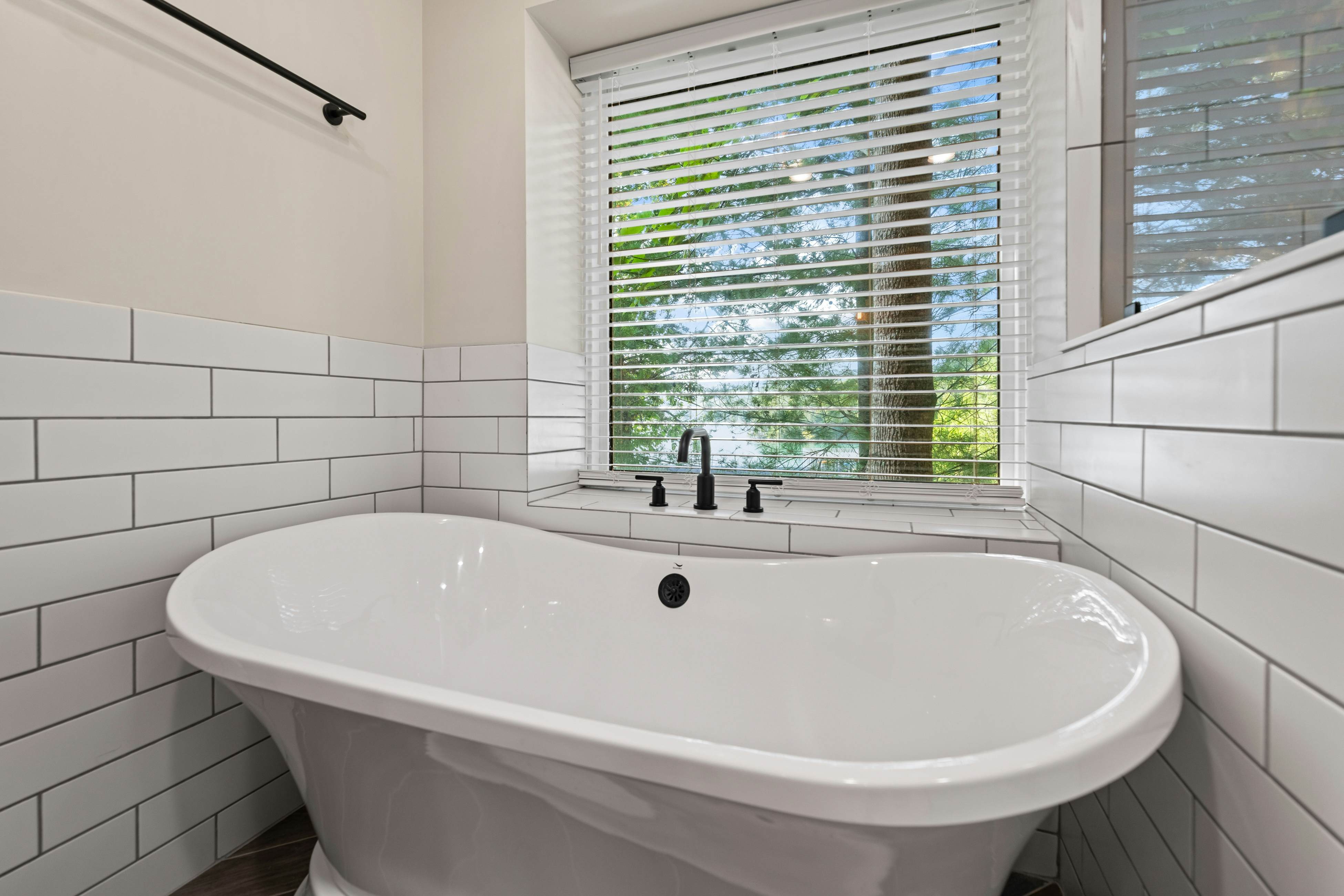 Lakefront Escape | Dock・Hot Tub・Pool・Golf・Firepit