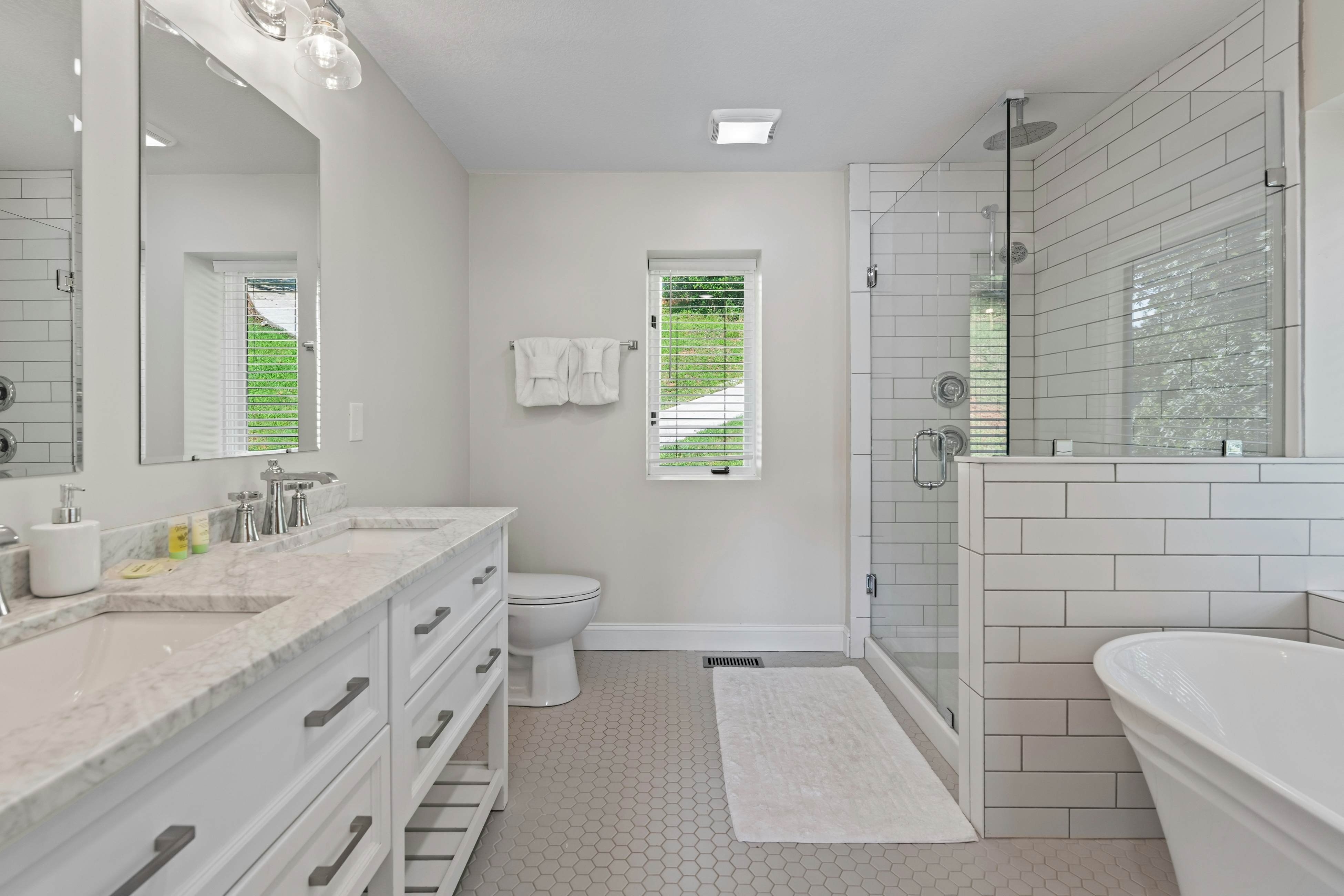 Lakefront Escape | Dock・Hot Tub・Pool・Golf・Firepit