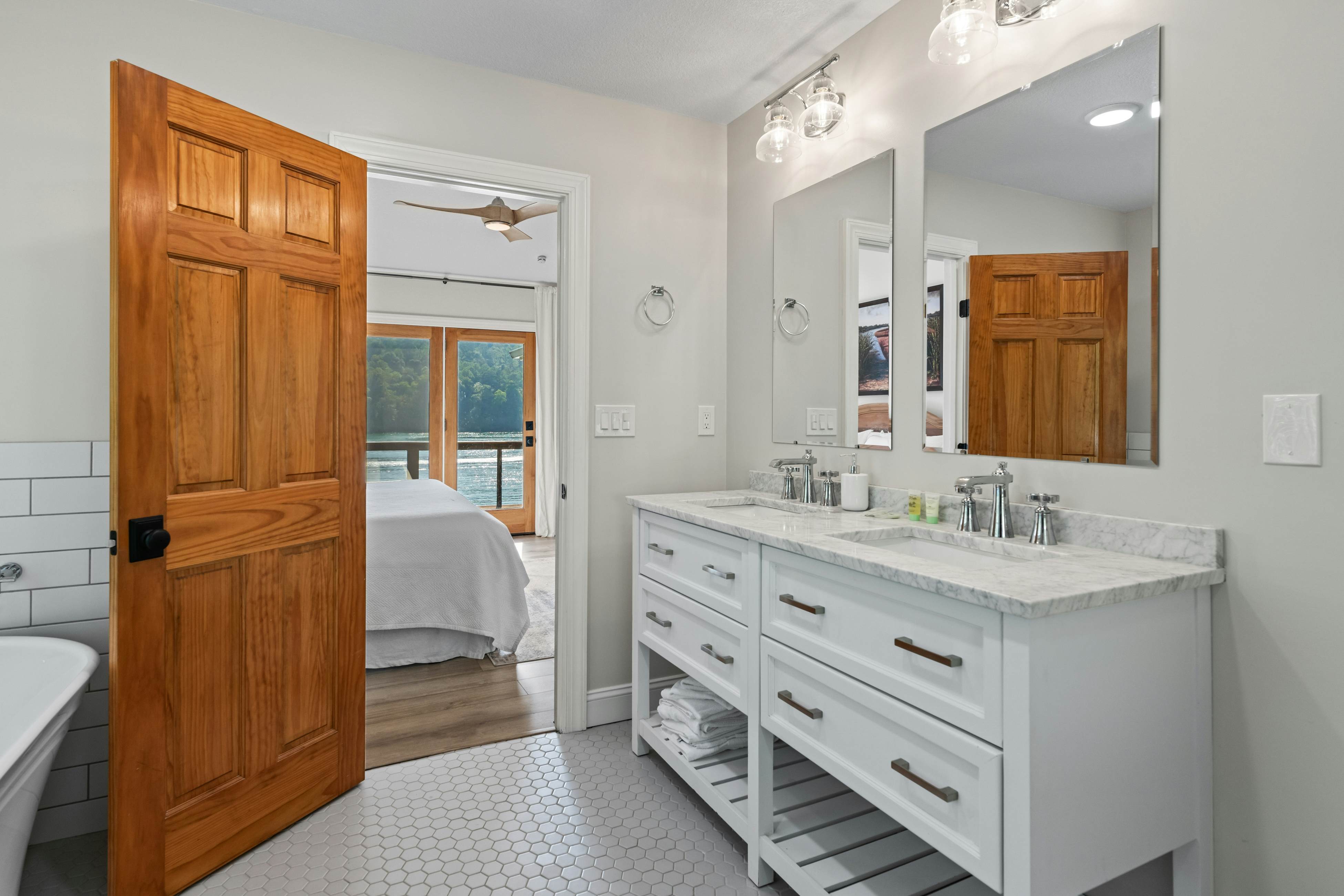 Lakefront Escape | Dock・Hot Tub・Pool・Golf・Firepit