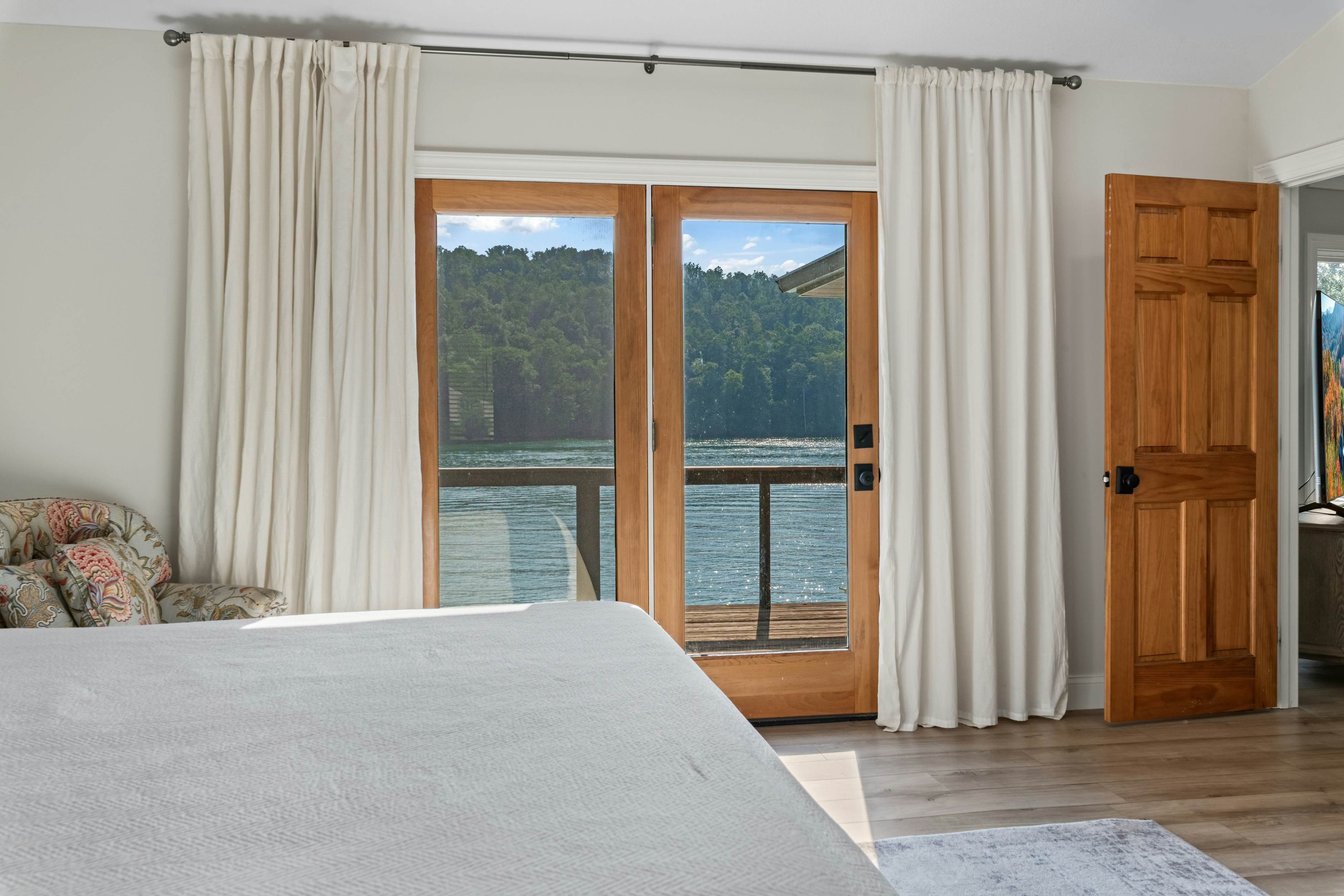 Lakefront Escape | Dock・Hot Tub・Pool・Golf・Firepit