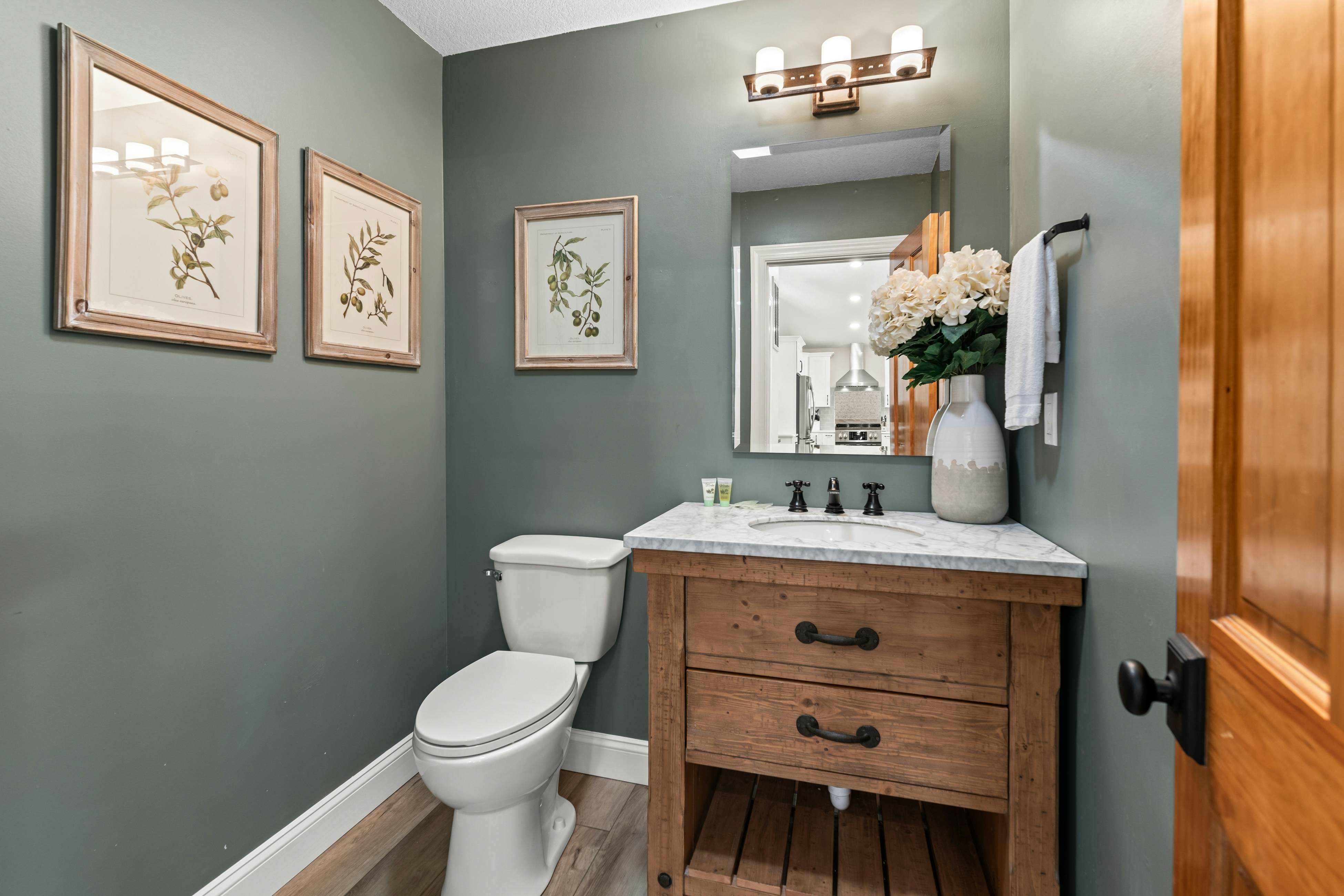 Lakefront Escape | Dock・Hot Tub・Pool・Golf・Firepit