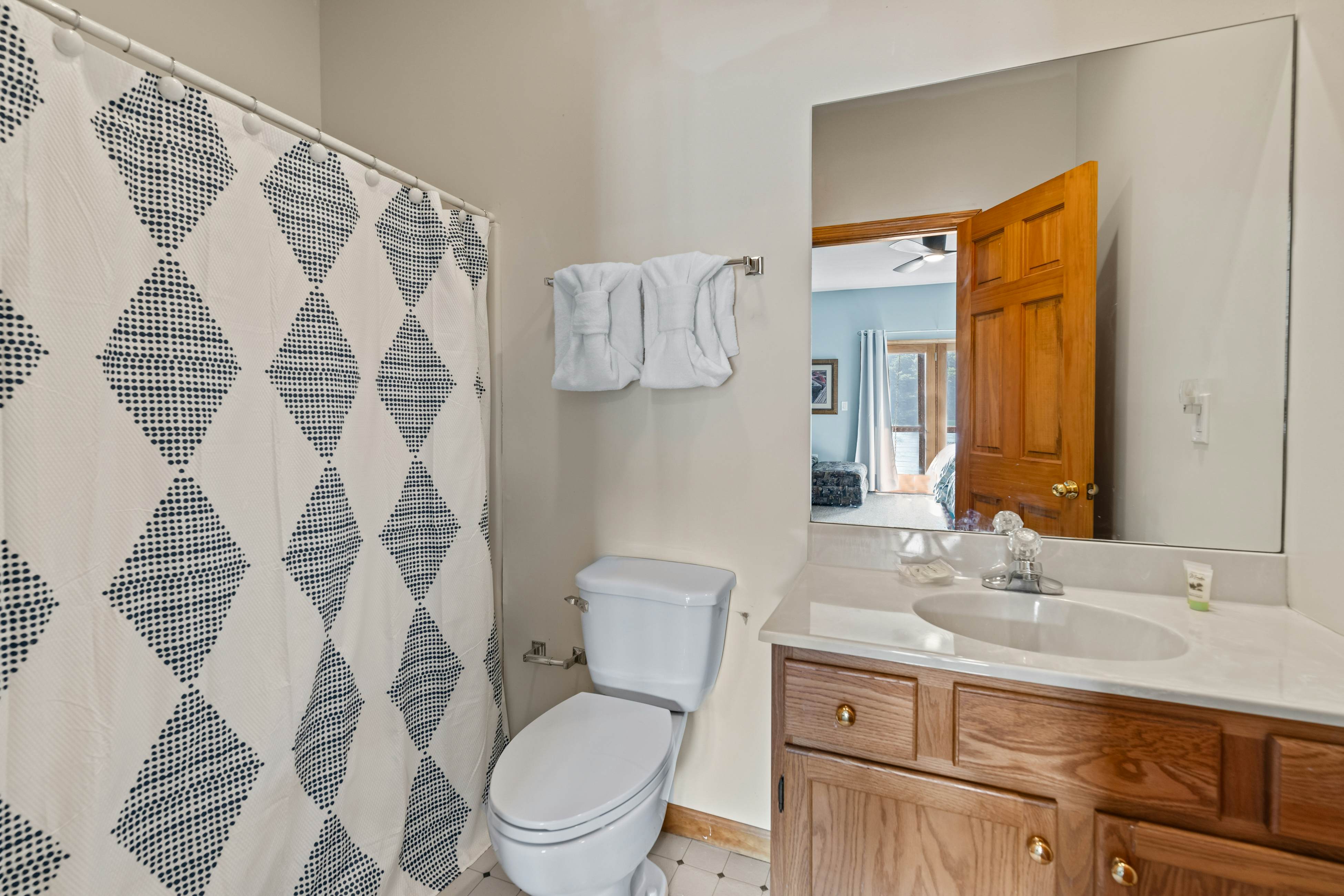 Lakefront Escape | Dock・Hot Tub・Pool・Golf・Firepit