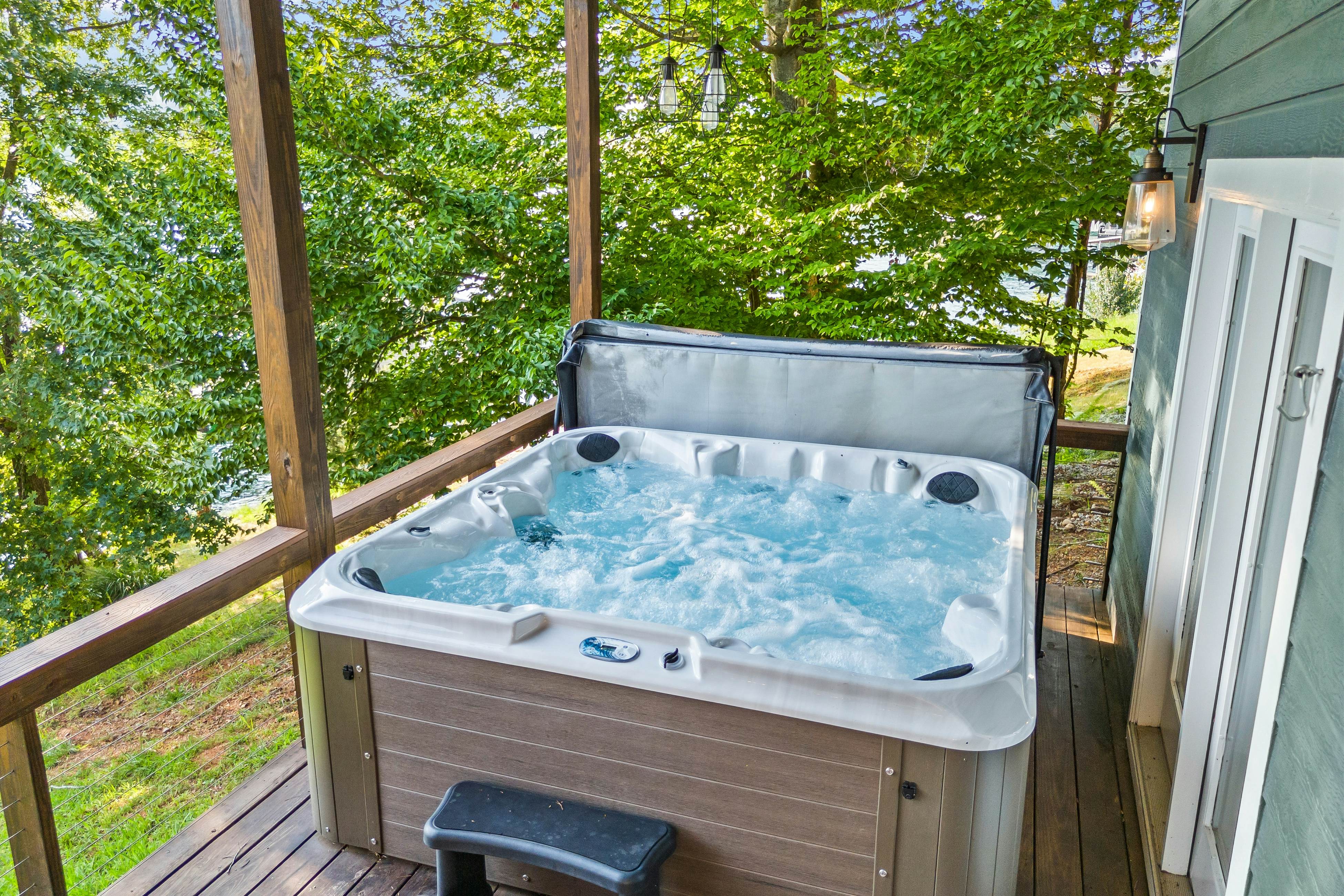 Lakefront Escape | Dock・Hot Tub・Pool・Golf・Firepit