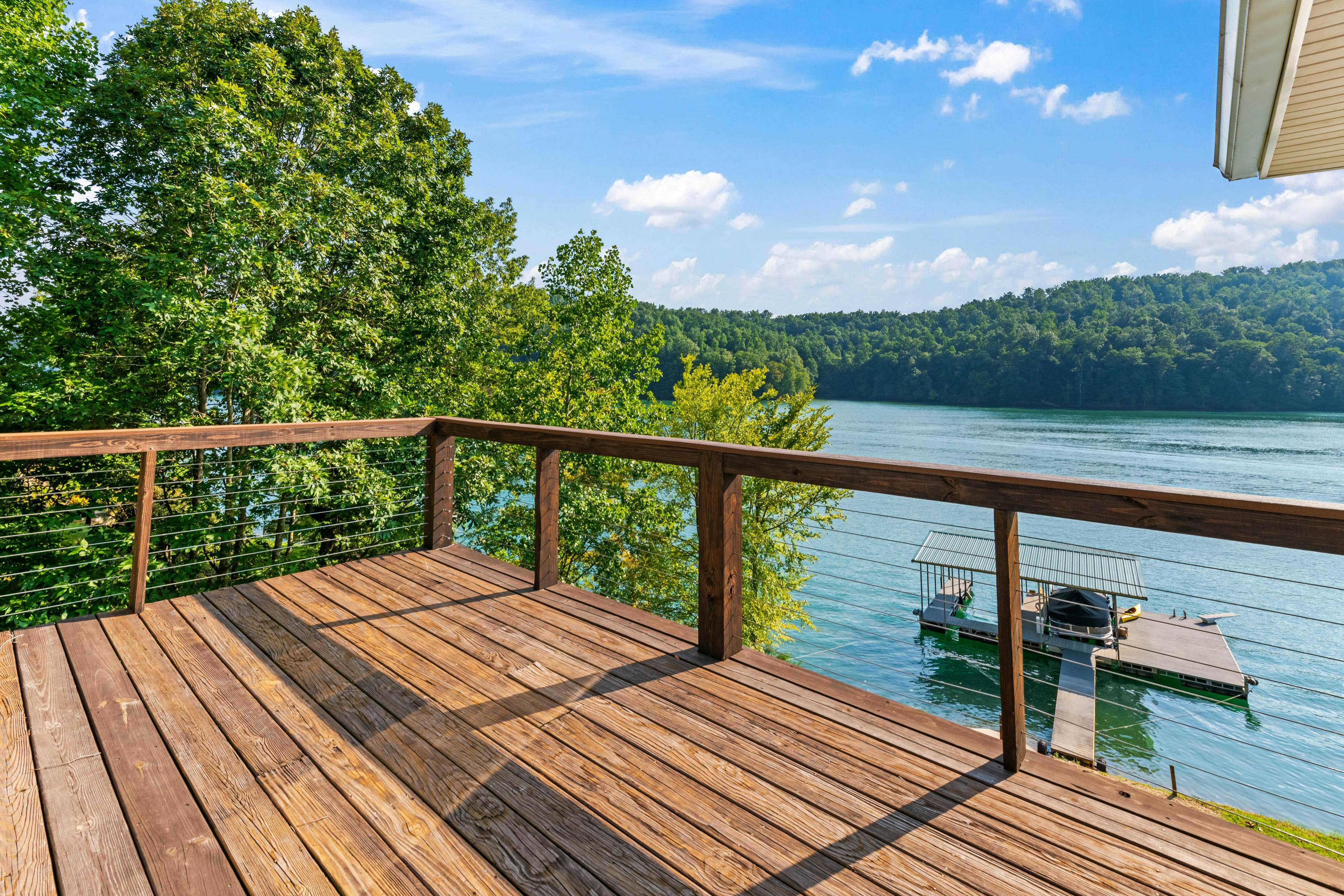 Lakefront Escape | Dock・Hot Tub・Pool・Golf・Firepit