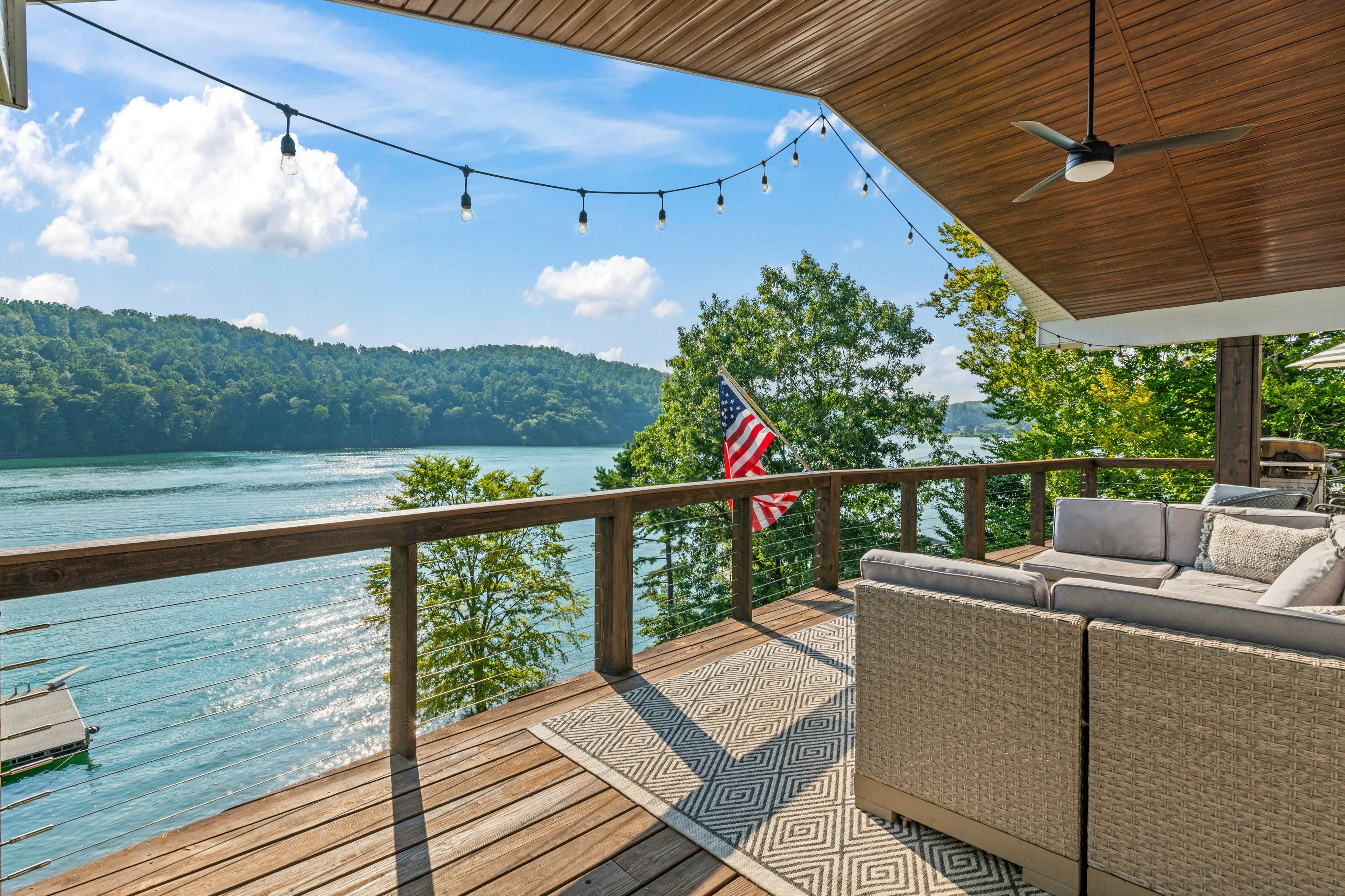 Lakefront Escape | Dock・Hot Tub・Pool・Golf・Firepit