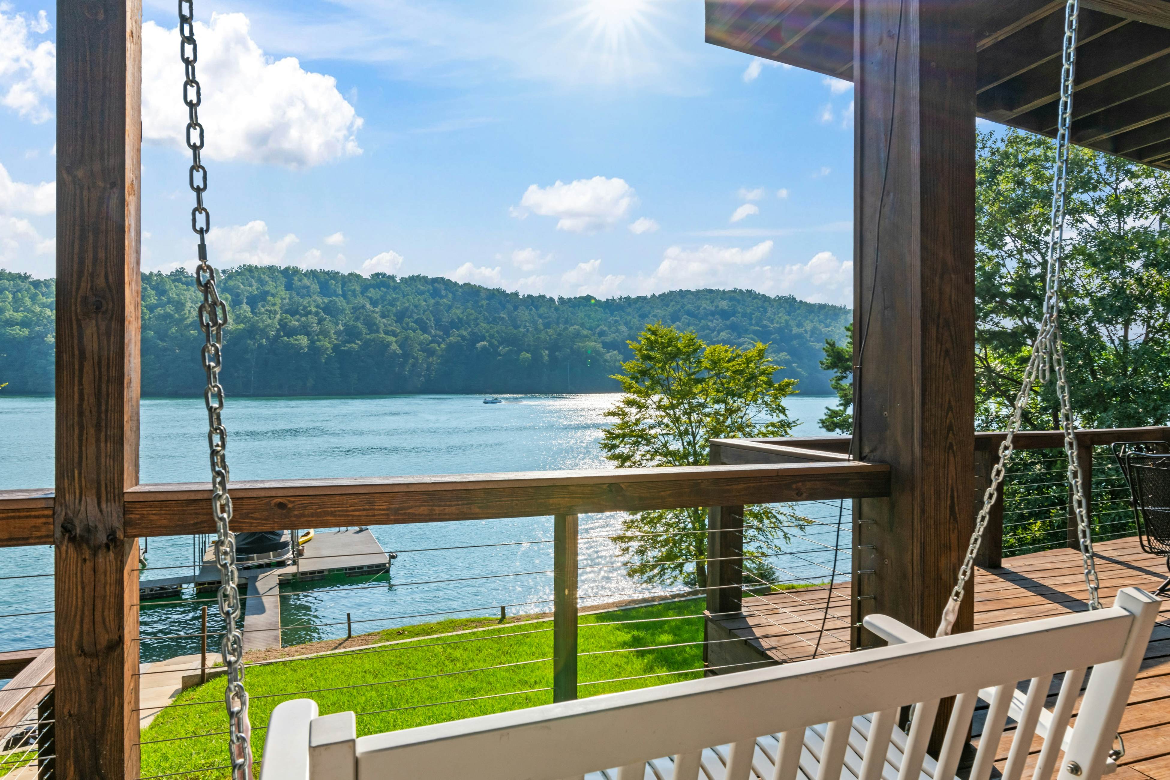 Lakefront Escape | Dock・Hot Tub・Pool・Golf・Firepit