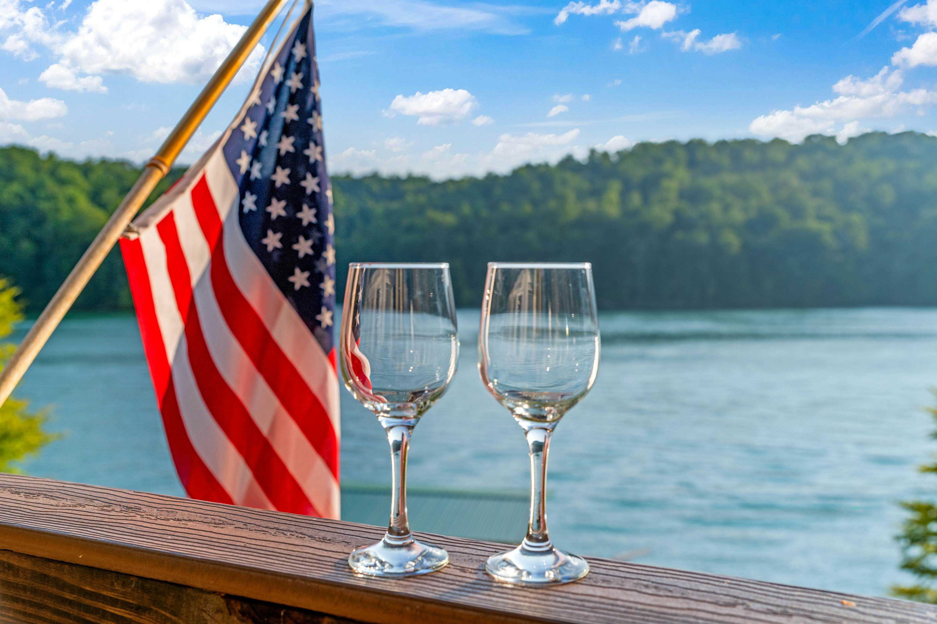 Lakefront Escape | Dock・Hot Tub・Pool・Golf・Firepit