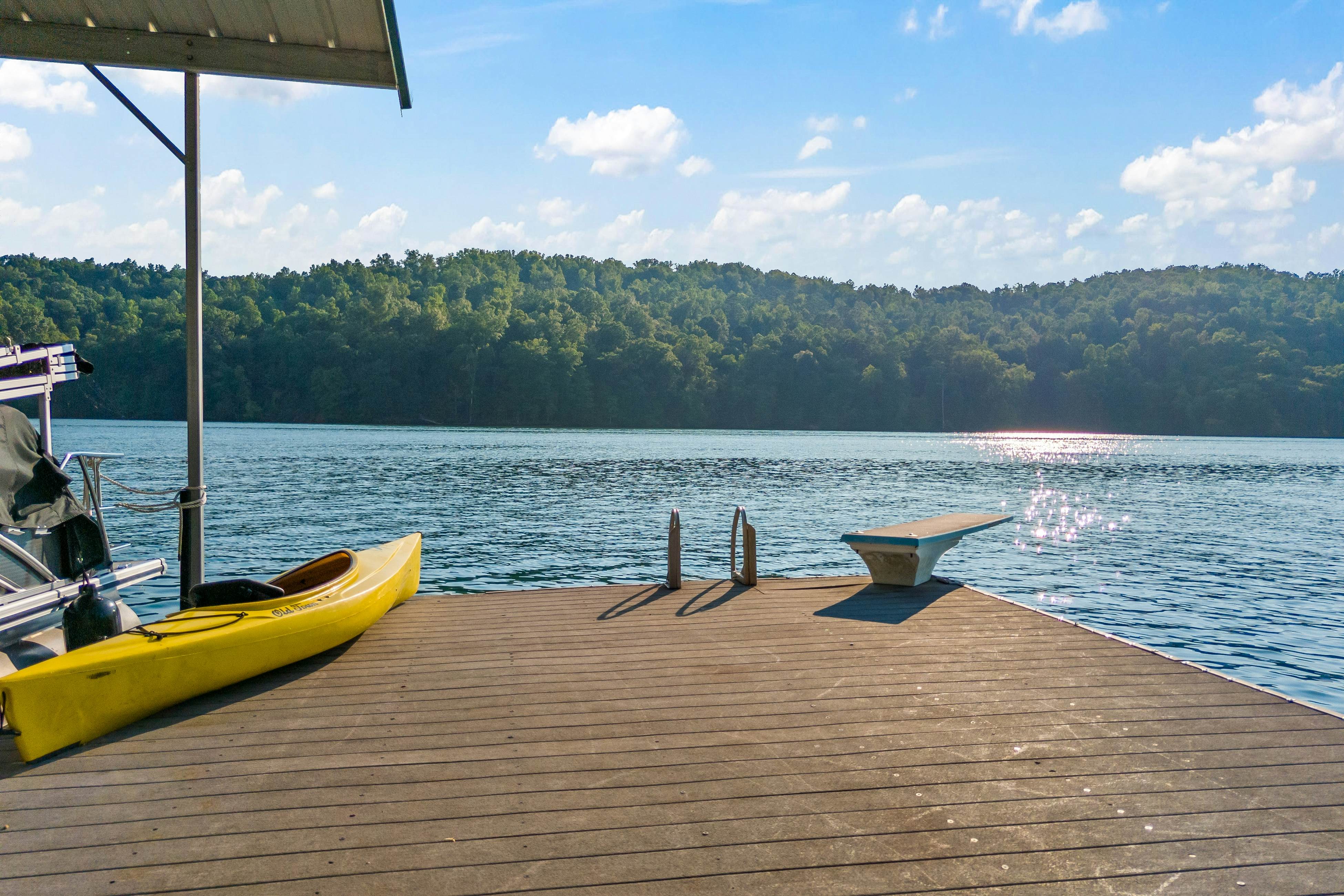 Lakefront Escape | Dock・Hot Tub・Pool・Golf・Firepit