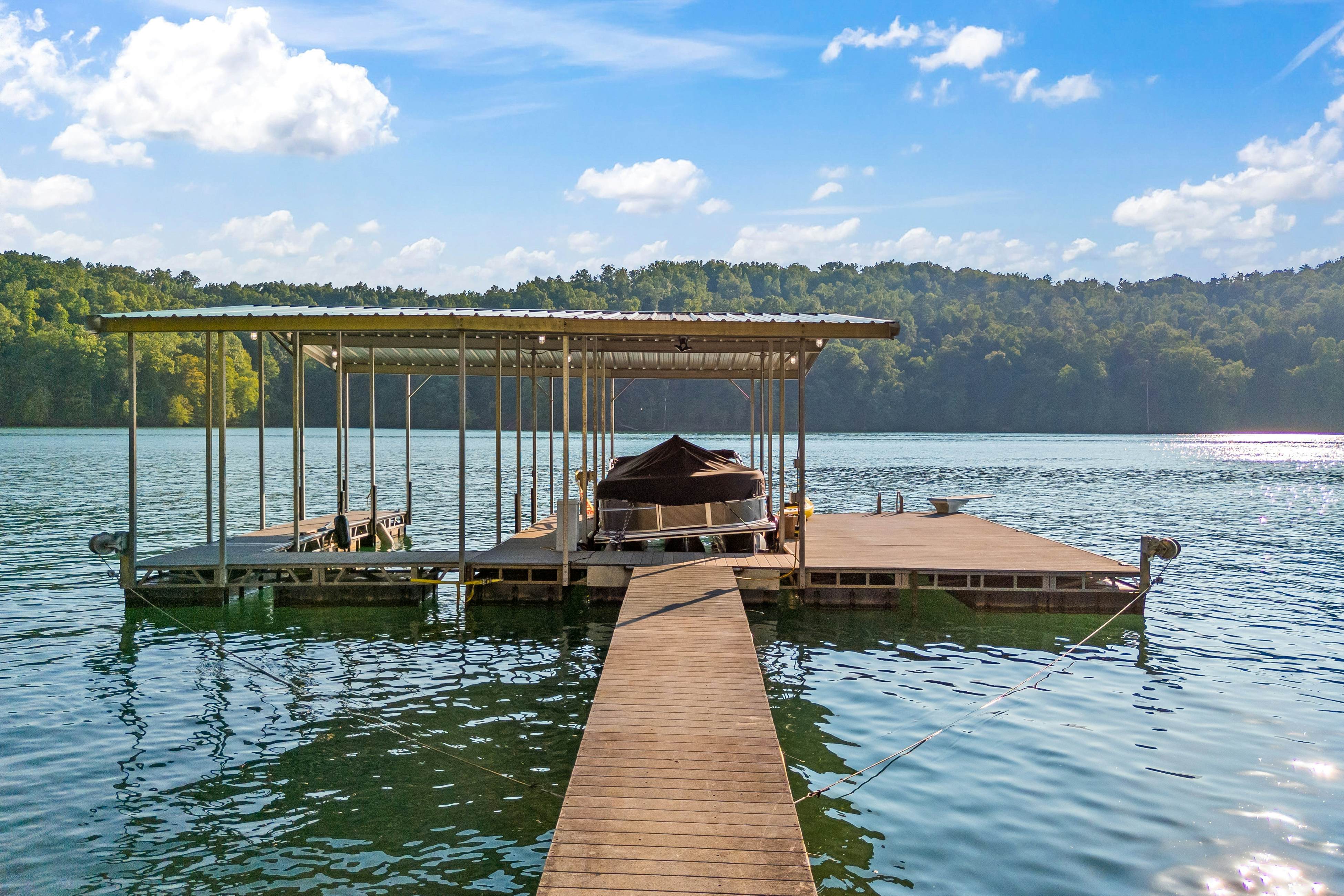 Lakefront Escape | Dock・Hot Tub・Pool・Golf・Firepit