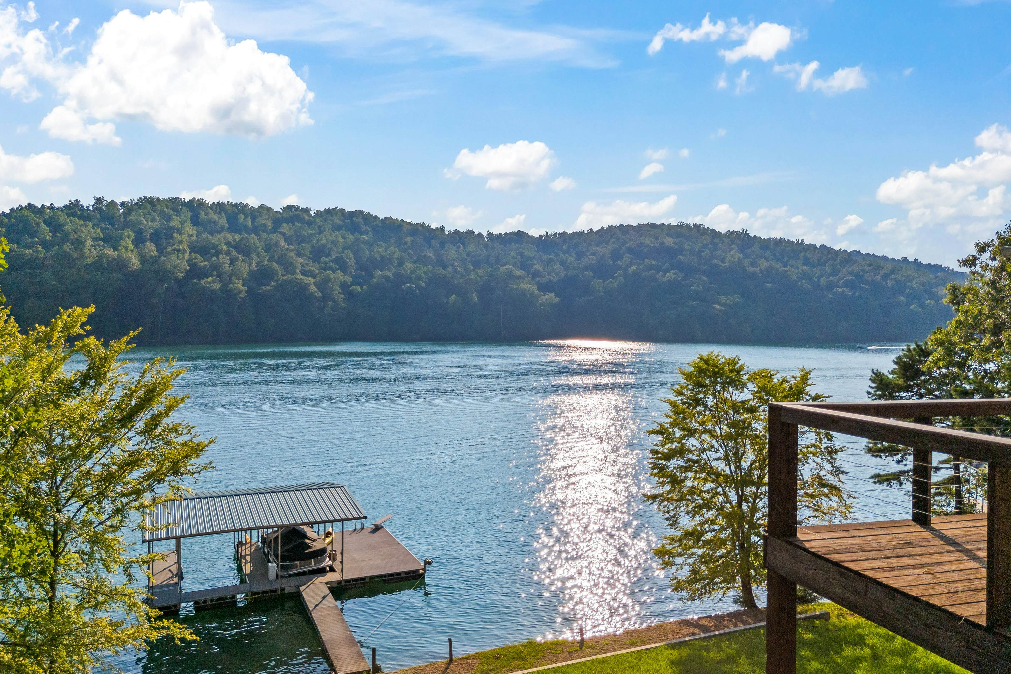 Lakefront Escape | Dock・Hot Tub・Pool・Golf・Firepit