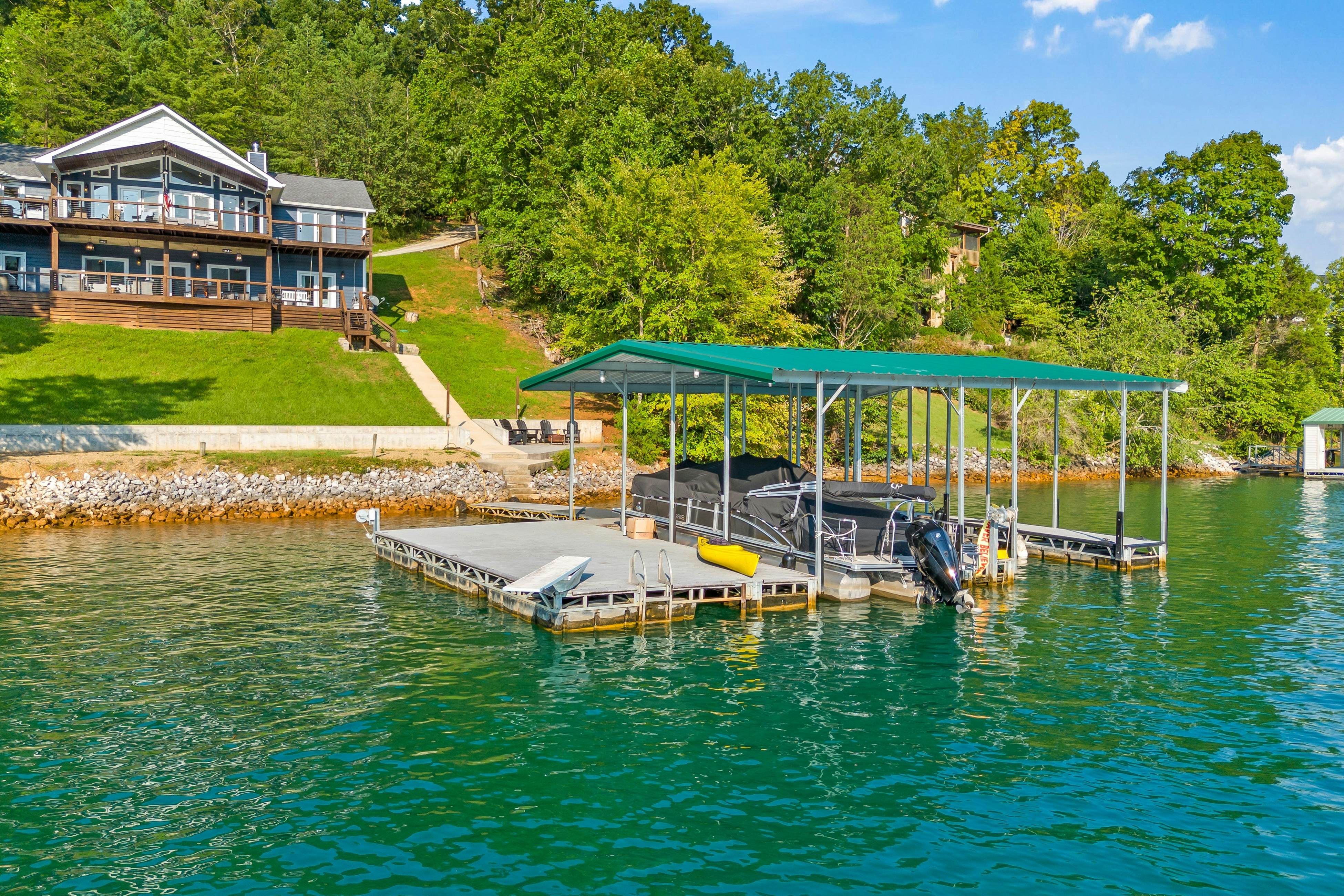 Lakefront Escape | Dock・Hot Tub・Pool・Golf・Firepit