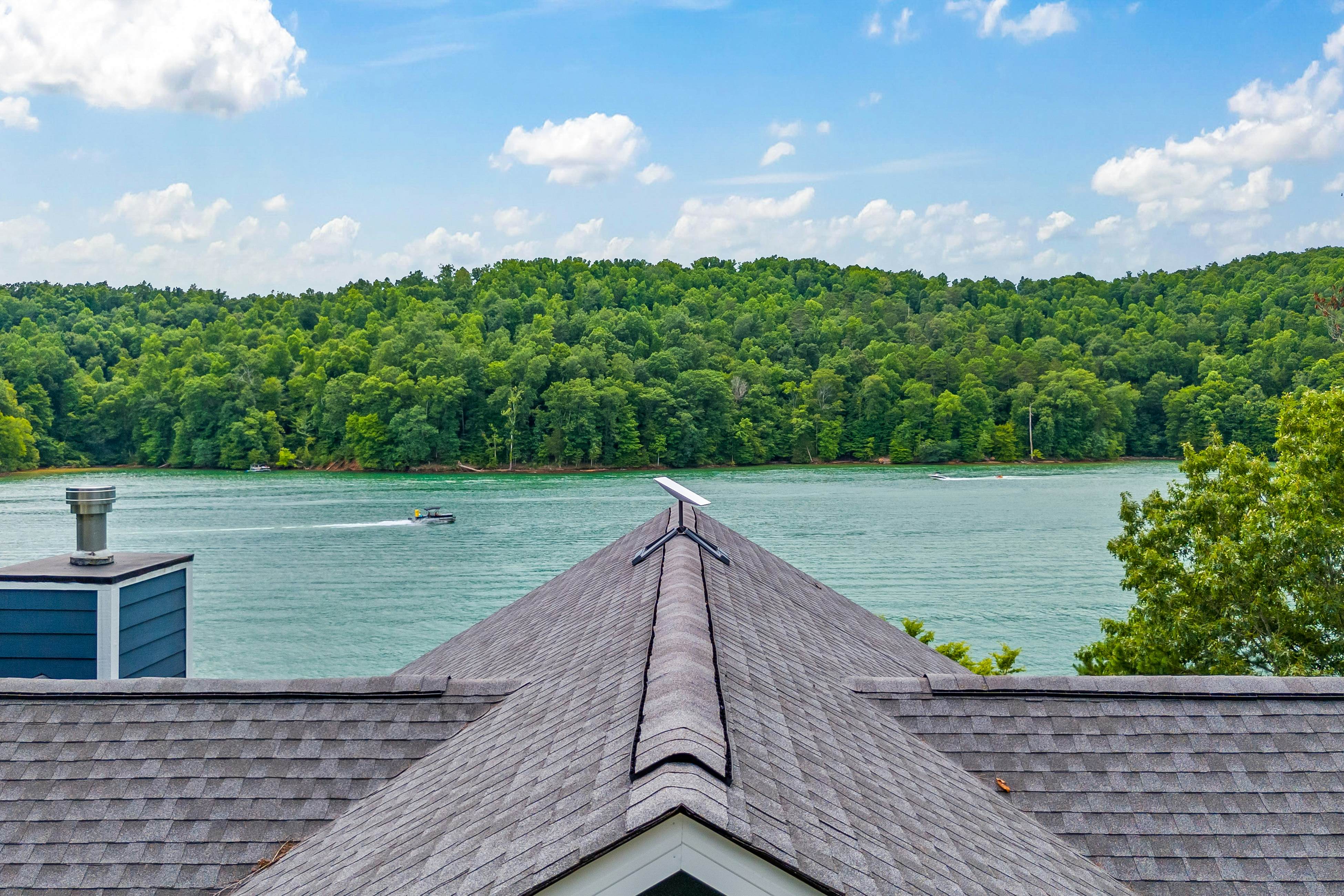 Lakefront Escape | Dock・Hot Tub・Pool・Golf・Firepit