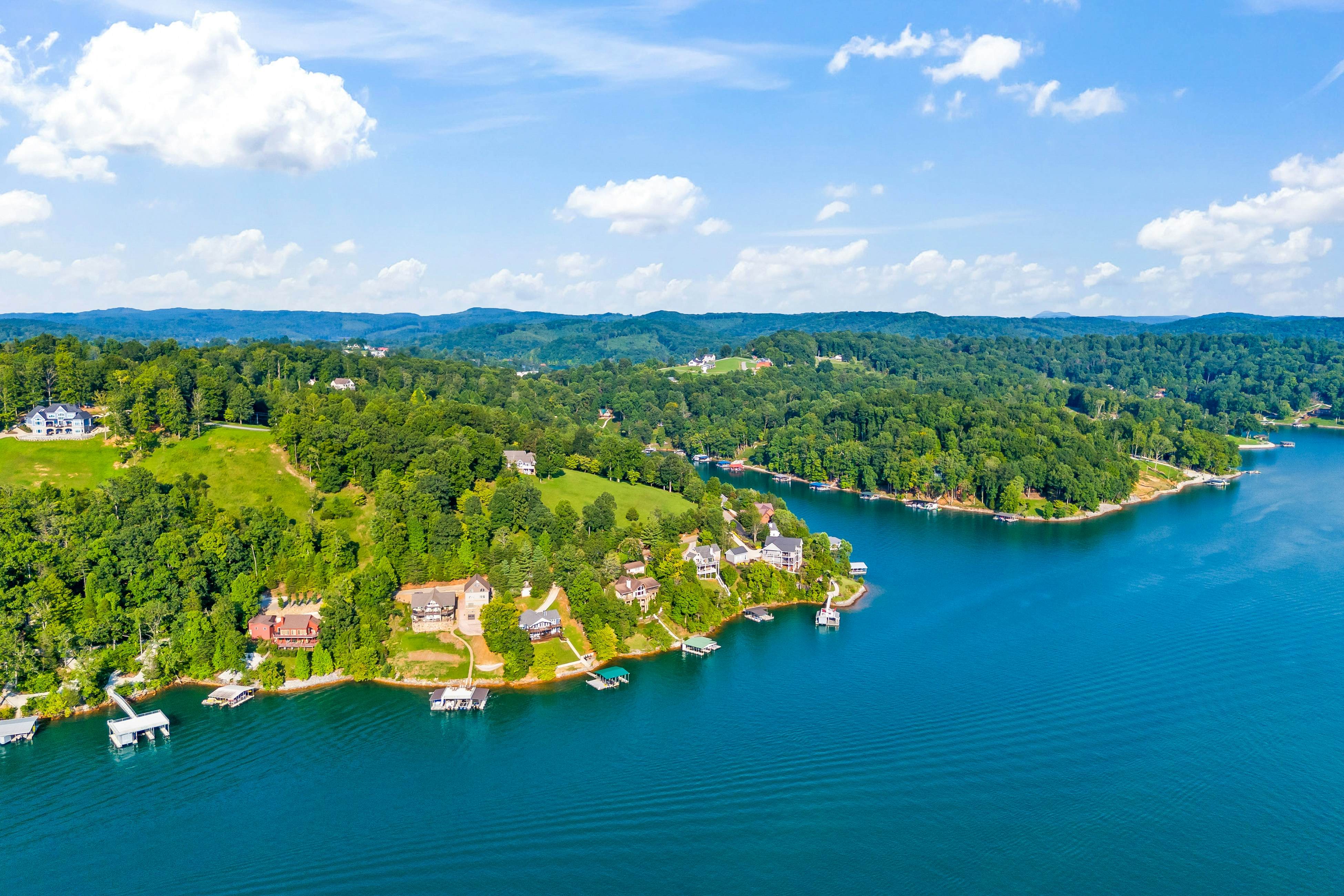 Lakefront Escape | Dock・Hot Tub・Pool・Golf・Firepit