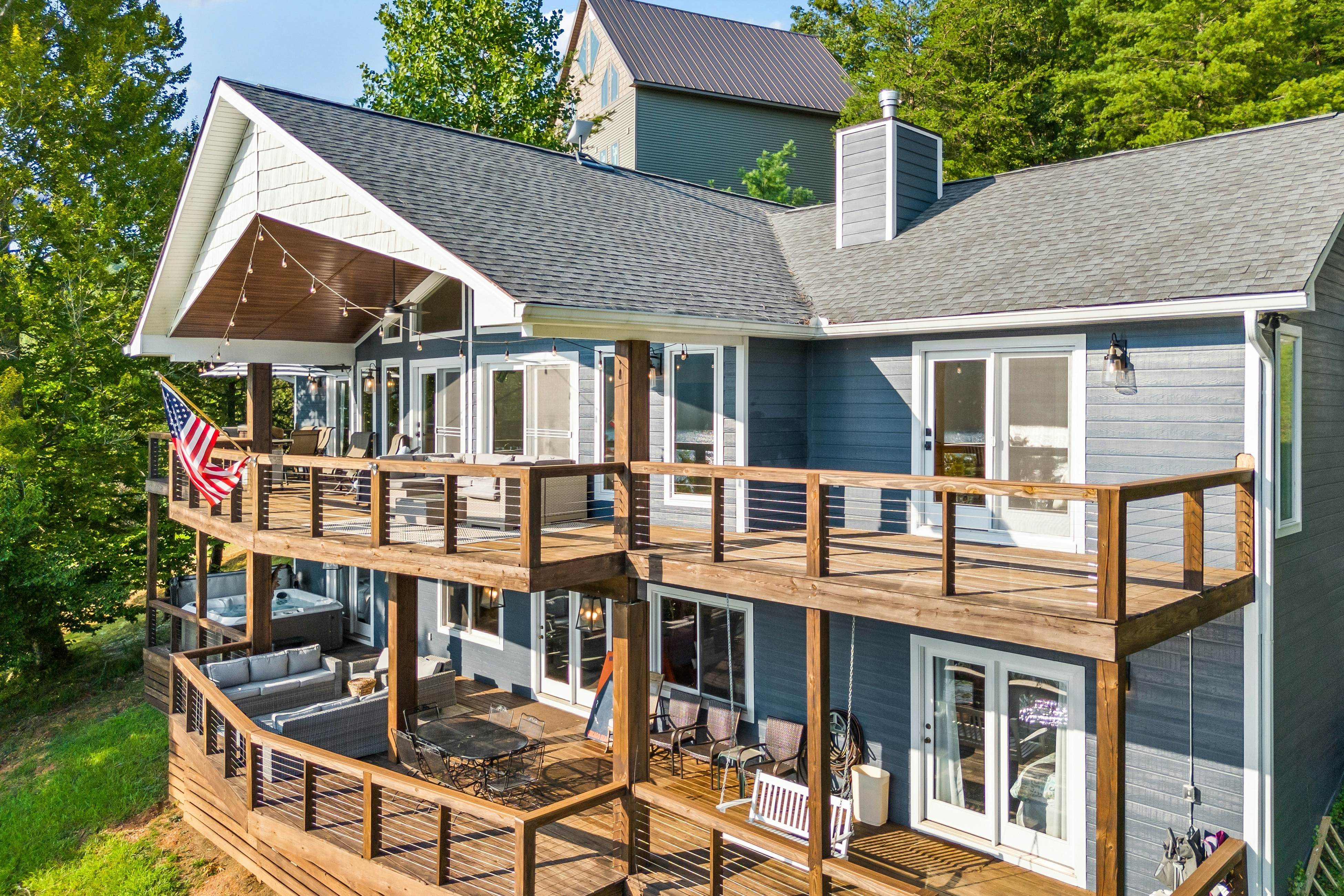 Lakefront Escape | Dock・Hot Tub・Pool・Golf・Firepit