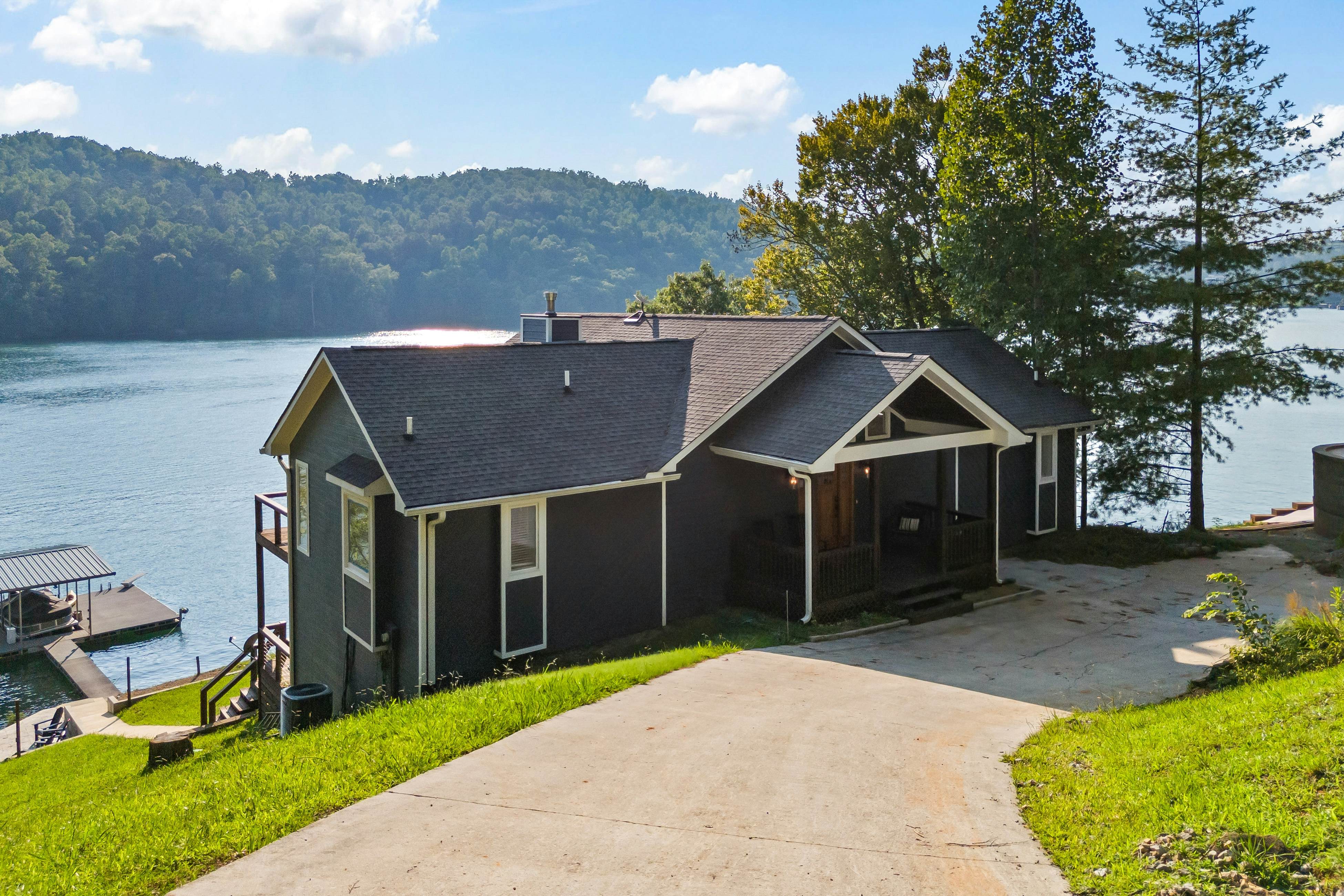 Lakefront Escape | Dock・Hot Tub・Pool・Golf・Firepit