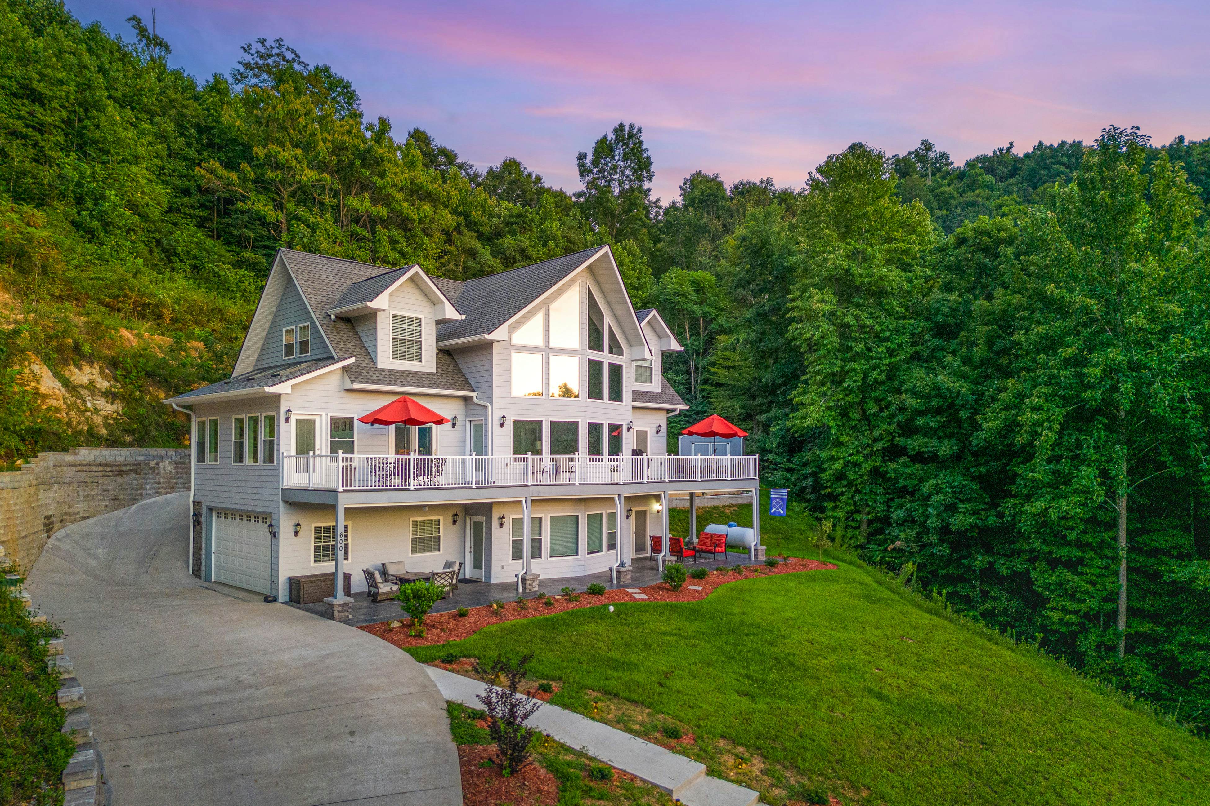 Lake Norris Epic Aqua Haven 4 bedroom House with loft in Maynardville