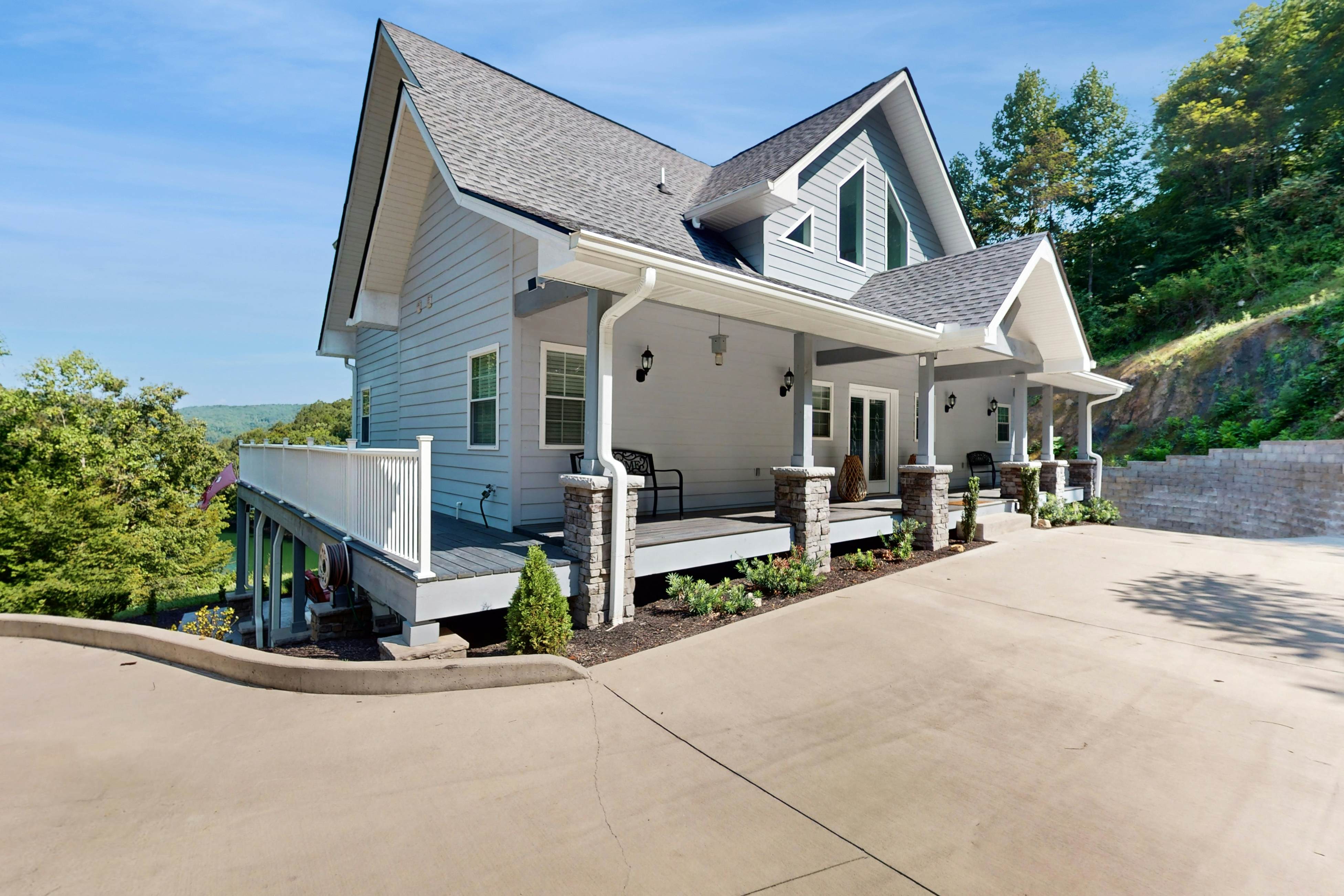 Lake Norris Epic Aqua Haven 4 bedroom House with loft in Maynardville