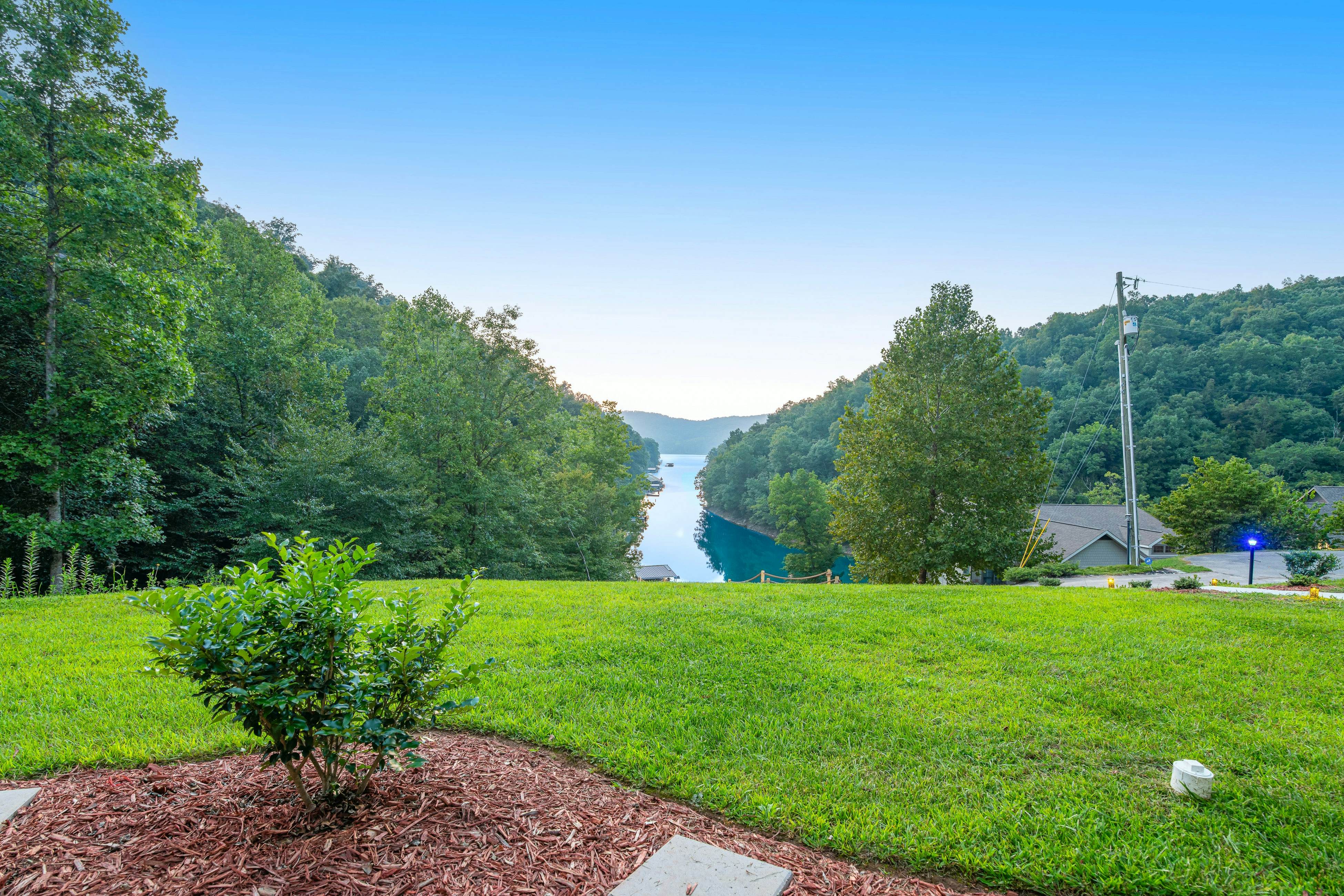 Lake Norris Epic Aqua Haven 4 bedroom House with loft in Maynardville