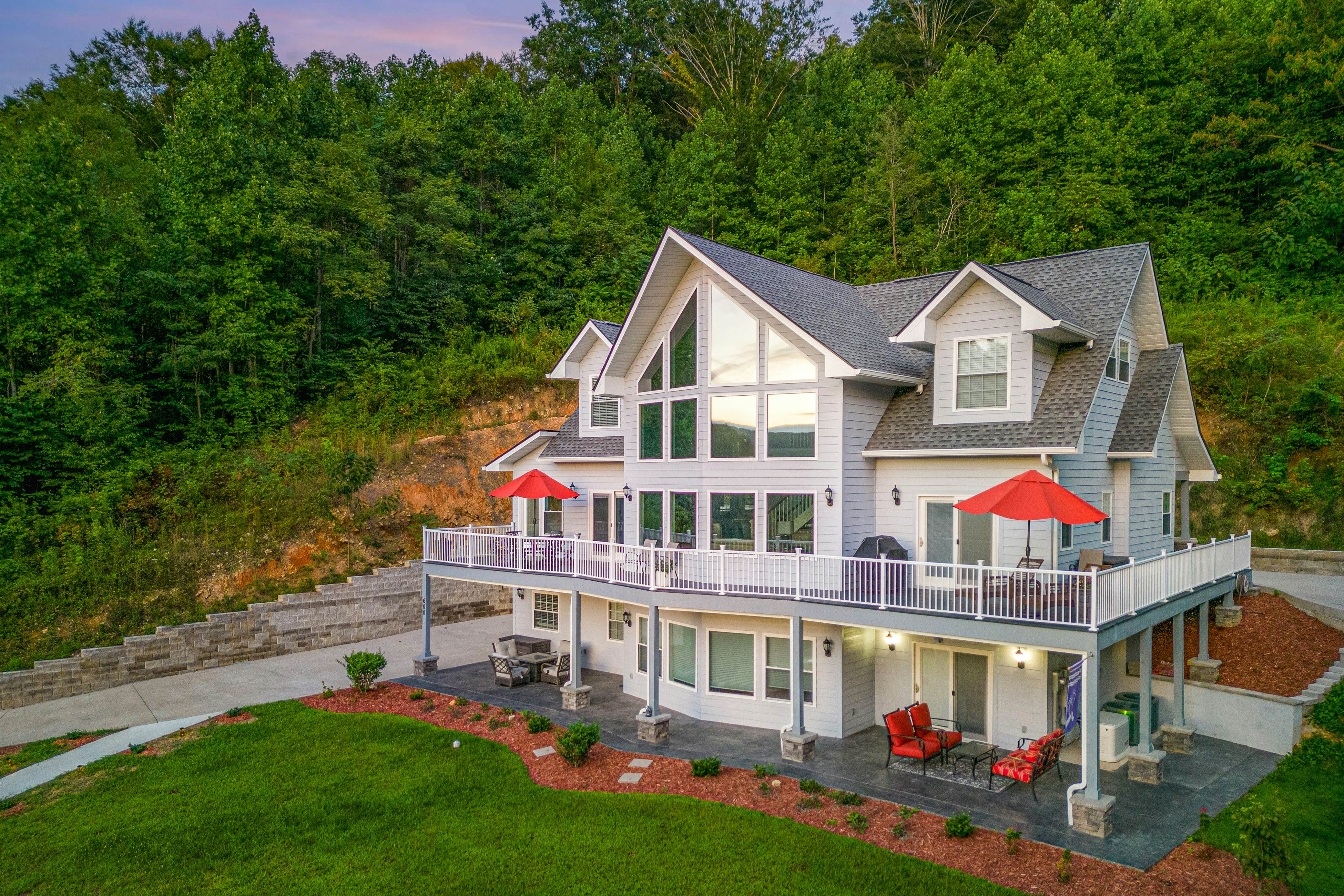 Lake Norris Epic Aqua Haven 4 bedroom House with loft in Maynardville