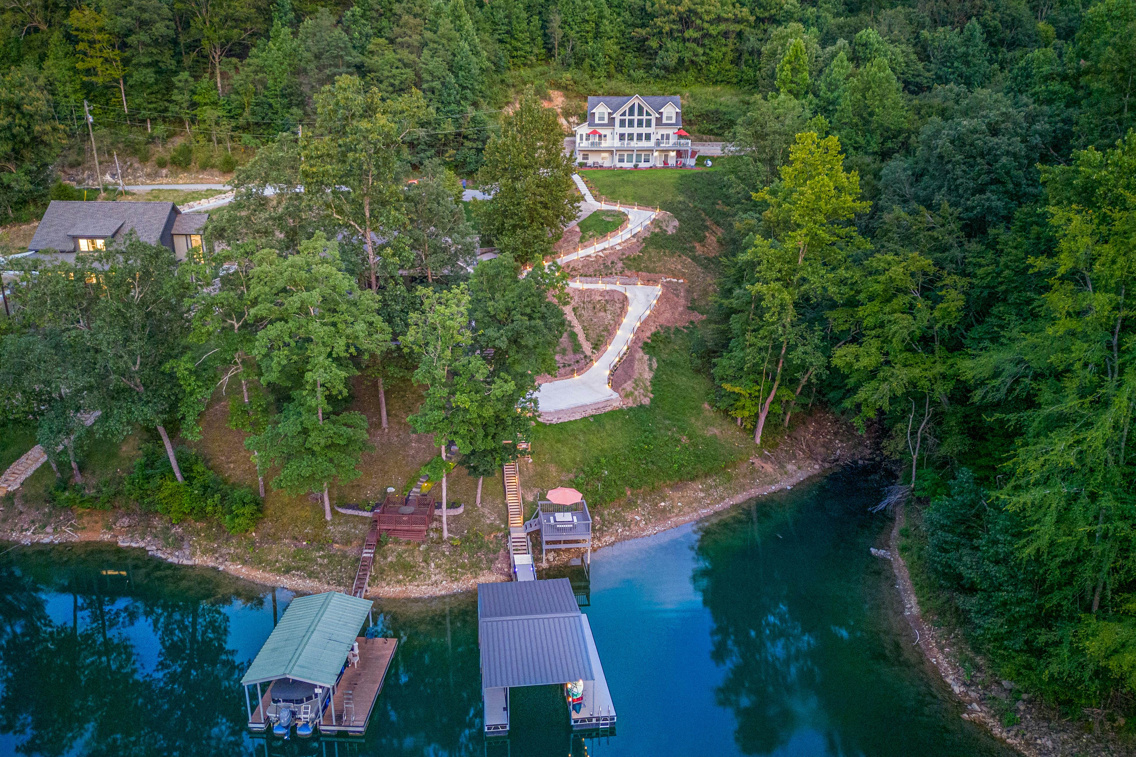 Lake Norris Epic Aqua Haven 4 bedroom House with loft in Maynardville