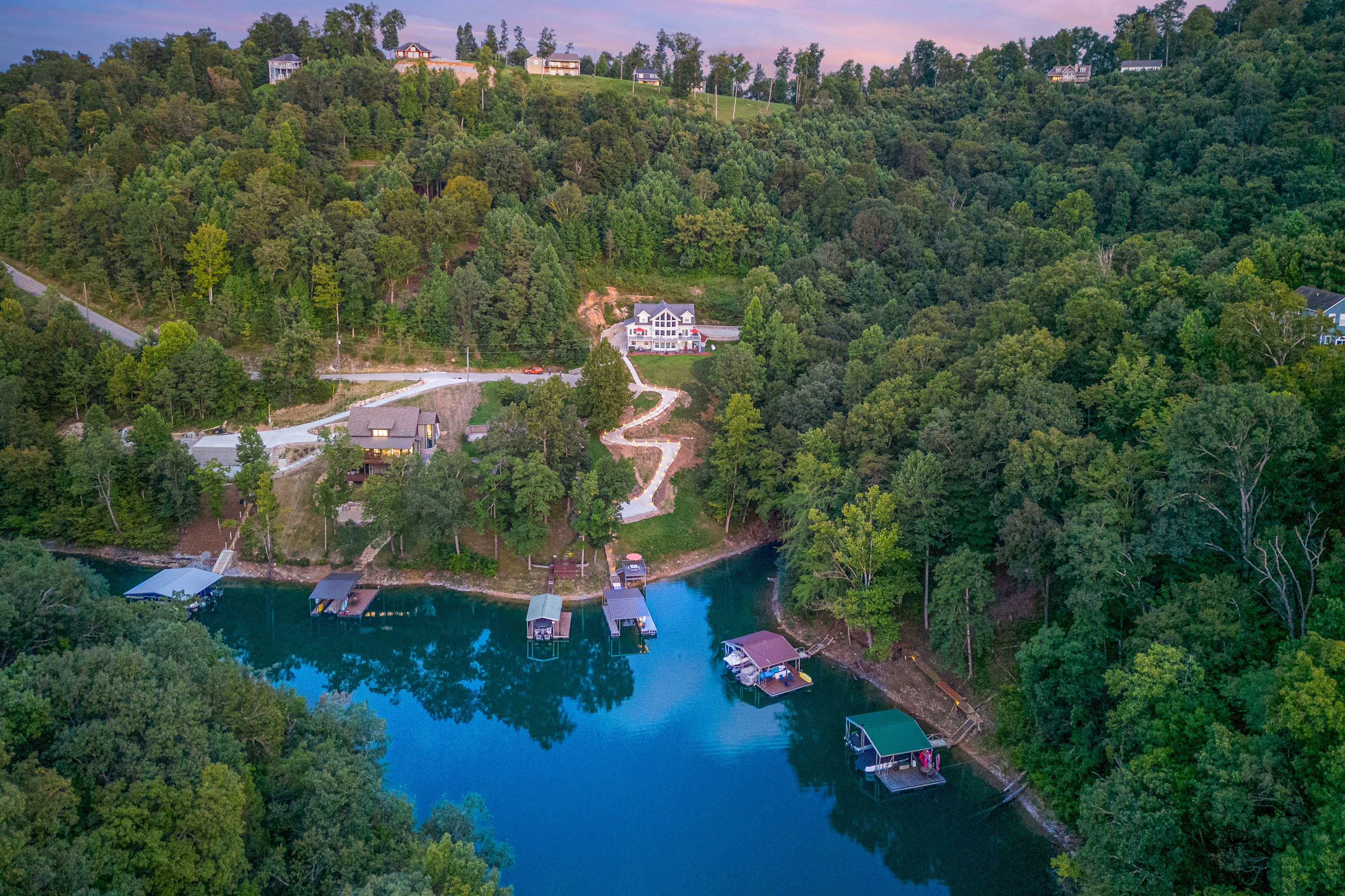 Lake Norris Epic Aqua Haven 4 bedroom House with loft in Maynardville